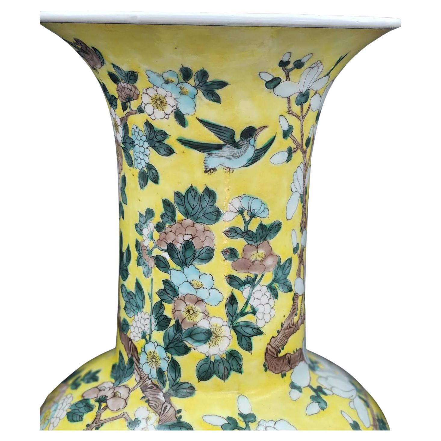 Peint à la main Phoenix Tail Yen Yen Grande paire de vases en porcelaine de Chine de la dynastie Qing (18e siècle) en vente