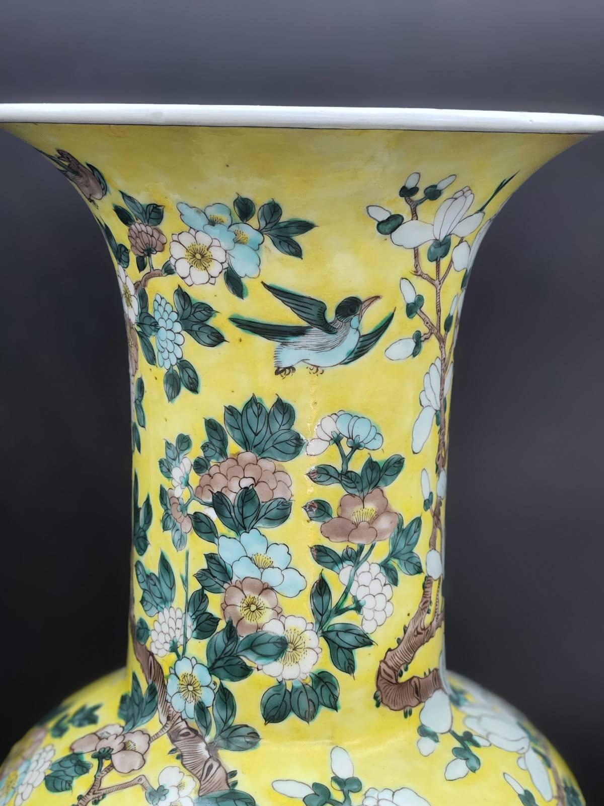 XVIIIe siècle et antérieur Phoenix Tail Yen Yen Grande paire de vases en porcelaine de Chine de la dynastie Qing (18e siècle) en vente