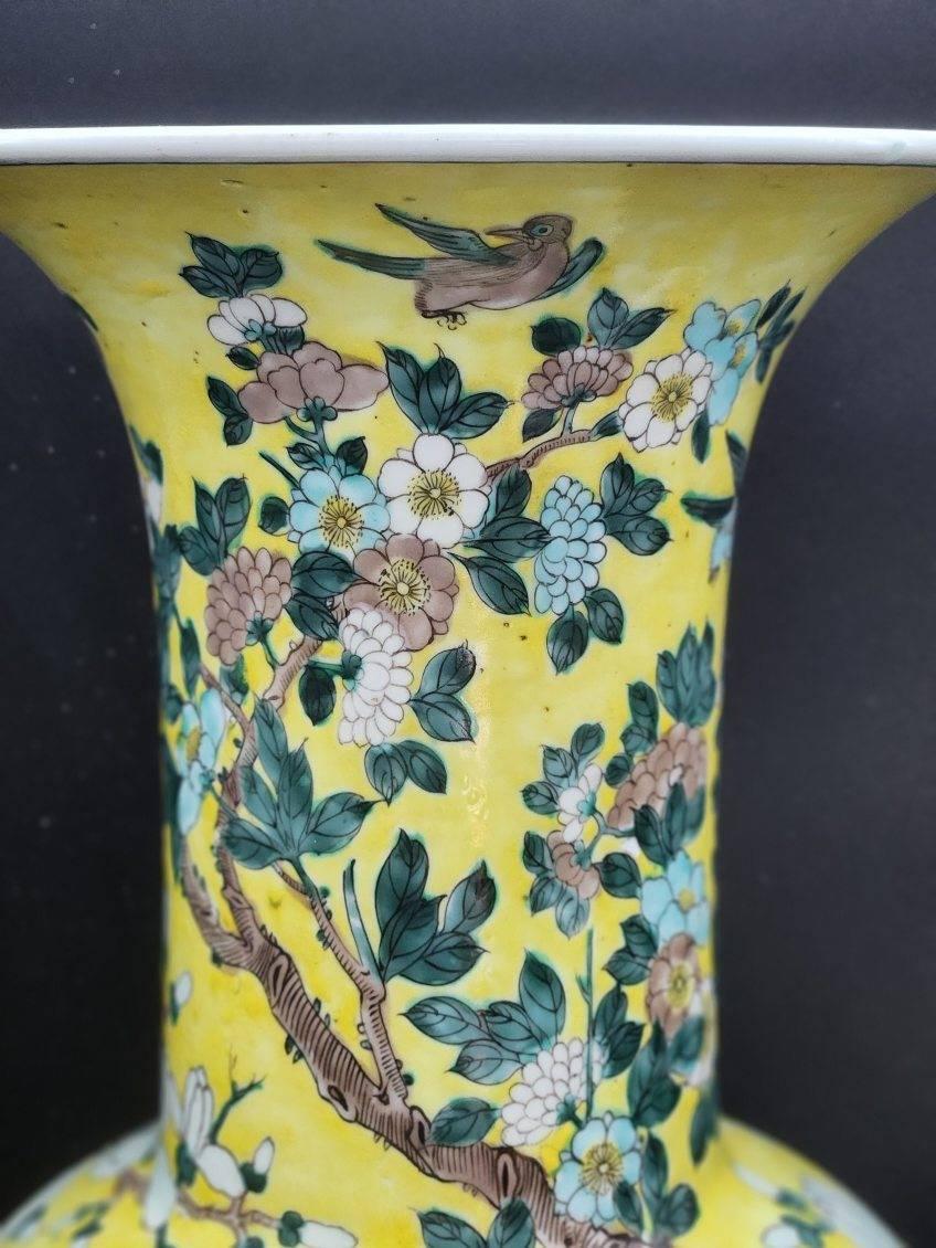 Phoenix Tail Yen Yen Grande paire de vases en porcelaine de Chine de la dynastie Qing (18e siècle) en vente 1
