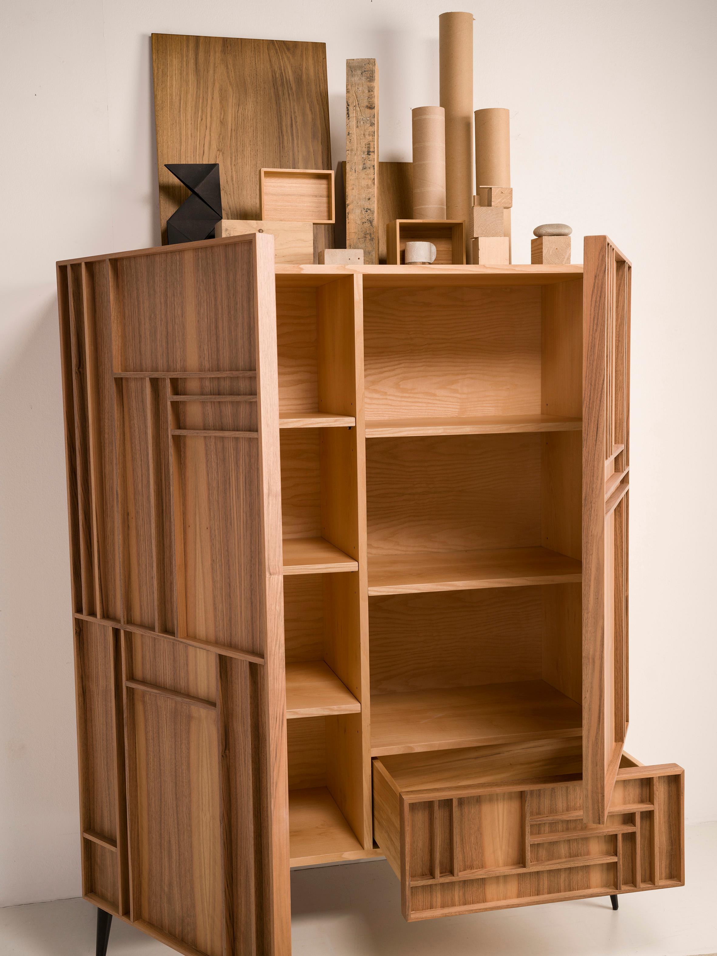 Phoenix Schrank aus Nussbaumholz von Lola Glamour (Postmoderne) im Angebot