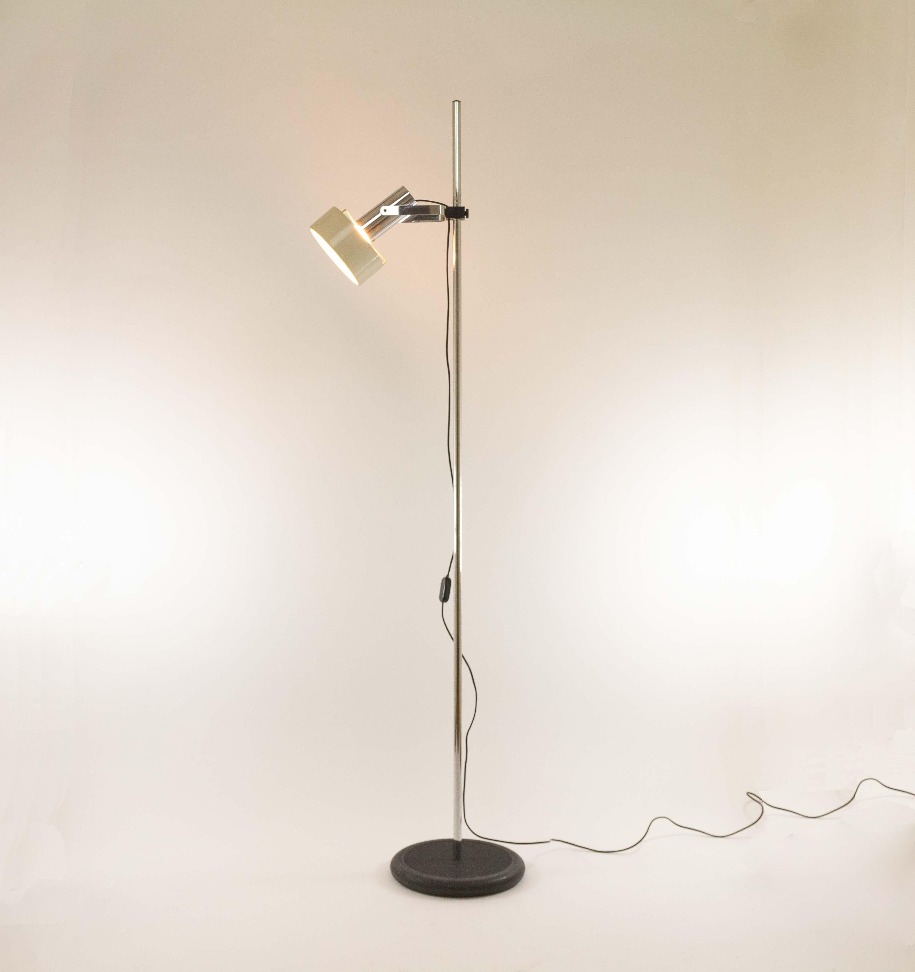 Italian Phon floor lamp model produced by Stilnovo in the 1960s.

The lamp consists of a partly white lacquered adjustable spot that can also be lowered, a relative heavy circular black plastic base and a chrome-plated metal structure.

The