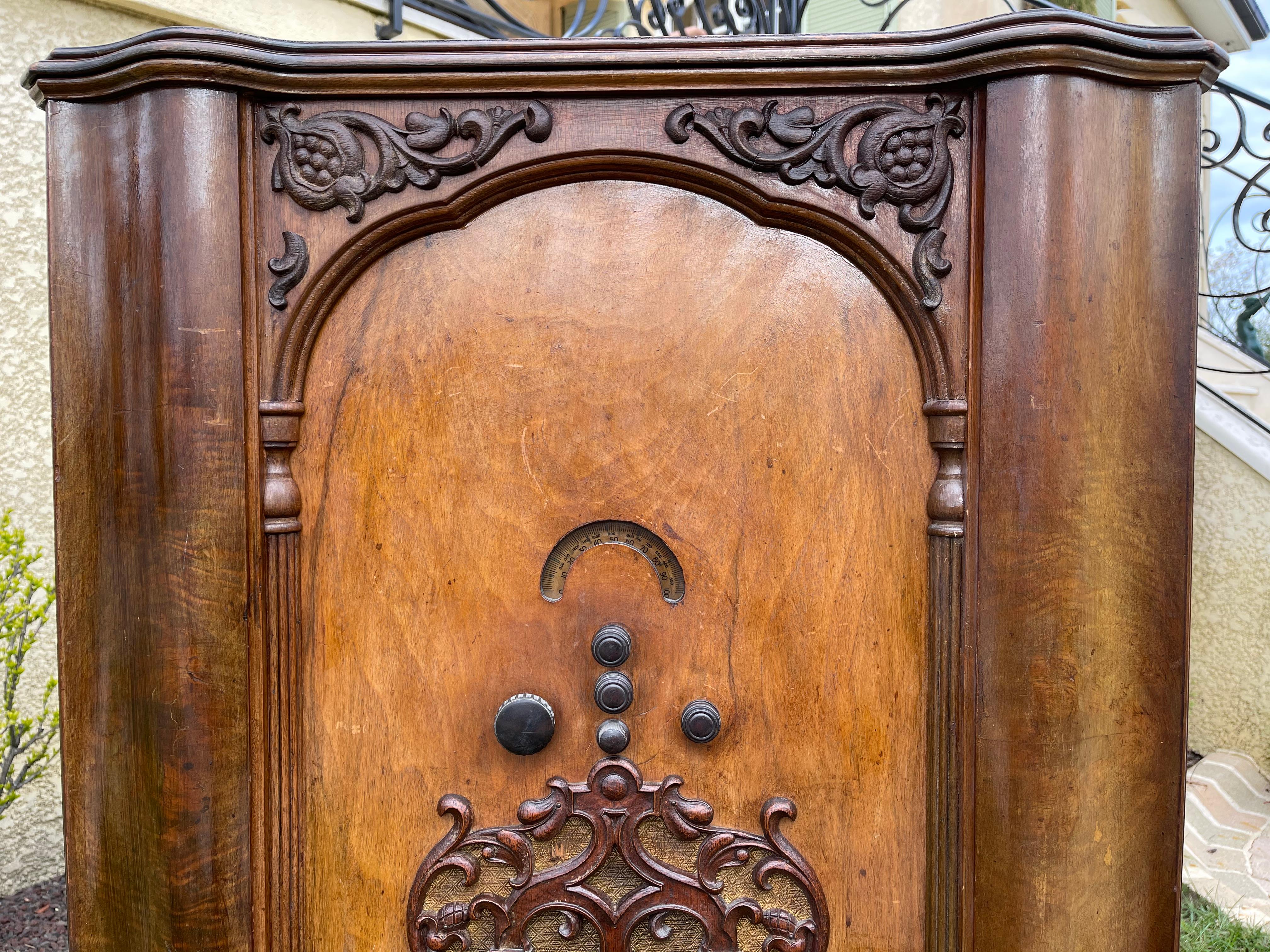 Phonograph, Radio Cabinet and Record Players In Good Condition For Sale In Beaune, FR