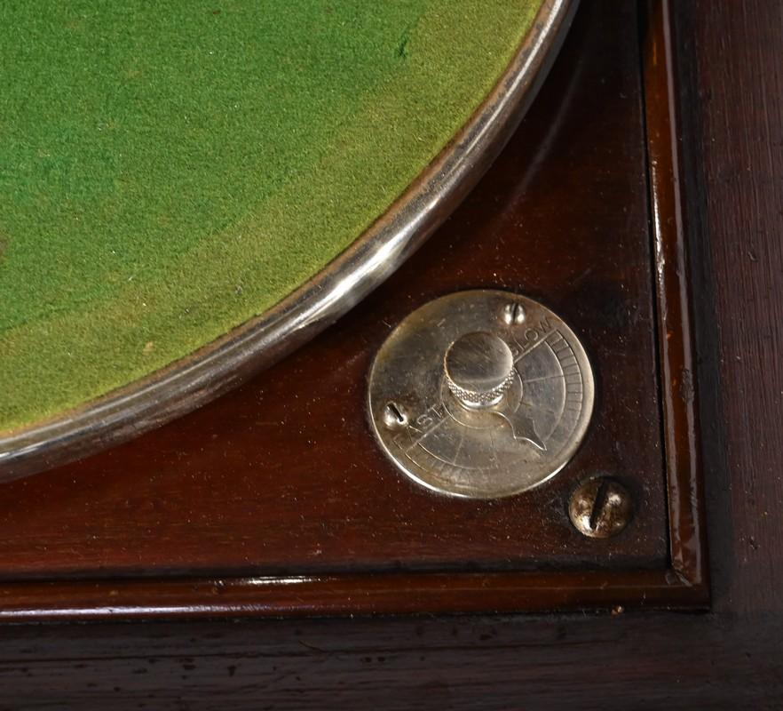 Phonographe Silvertone modèle VII en acajou - 1920 en vente 4