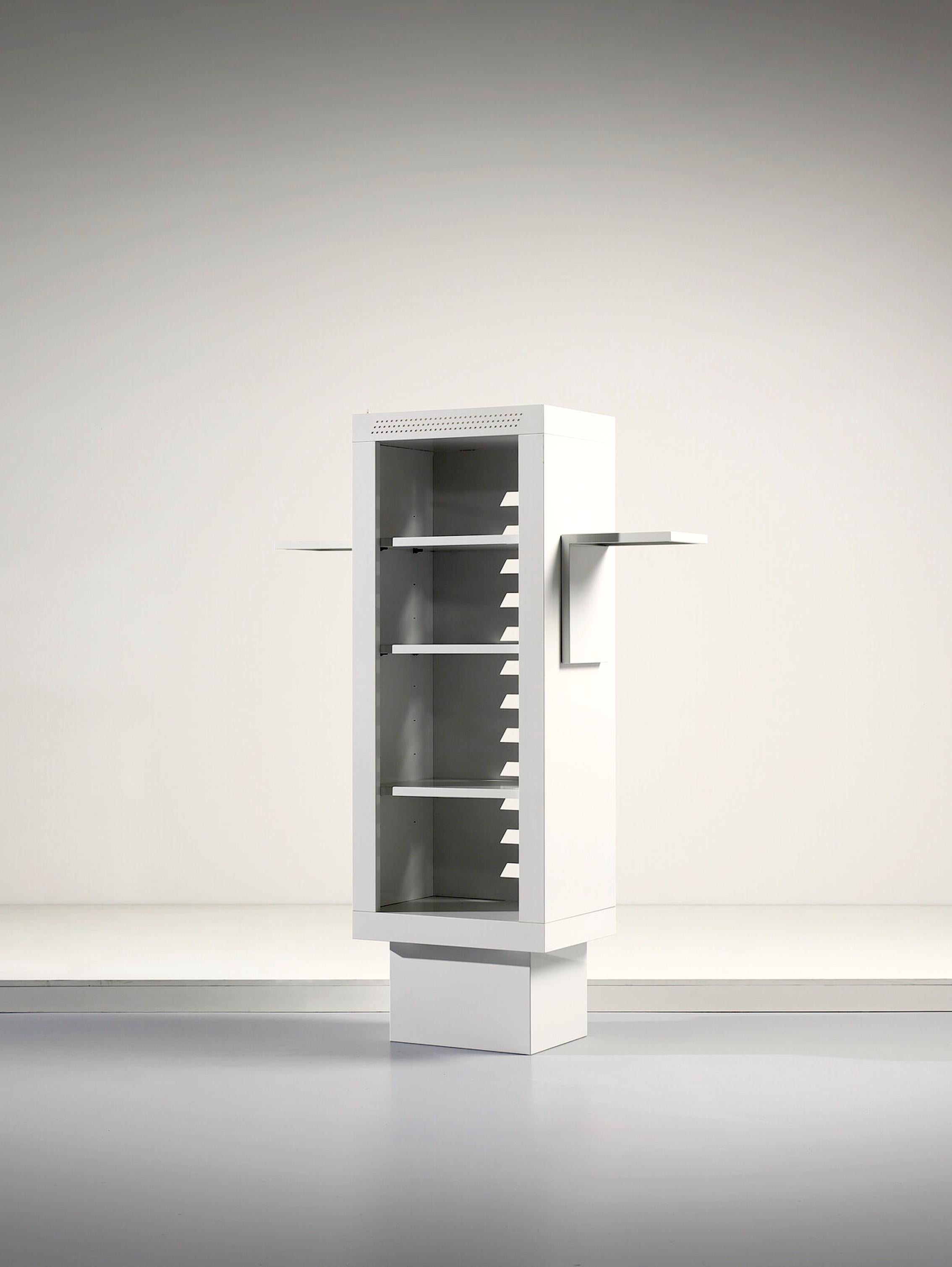 Raro e iconico mobile progettato dal famoso architetto e designer italiano Matteo Thun per Bieffeplast.

Materiali: metallo verniciato grigio

Matteo Thun è un architetto e designer italiano, famoso per aver co-fondato e prodotto opere con il gruppo