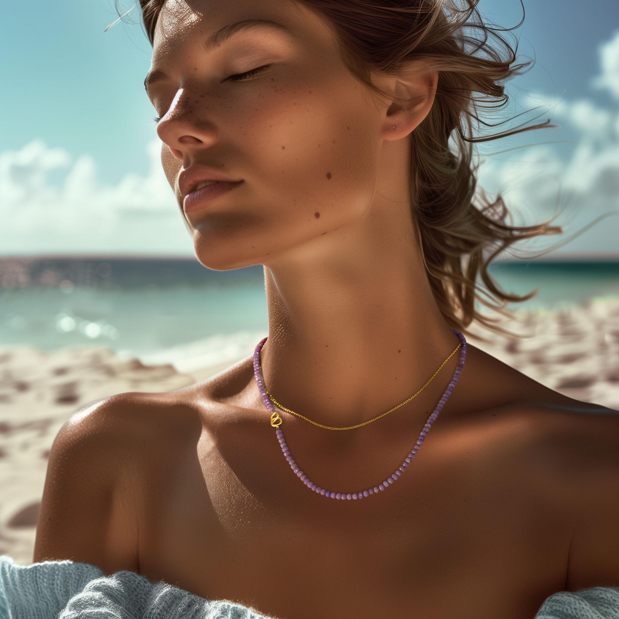 Abraza la serenidad con el Collar de Fosfosiderita, una delicada cadena de gemas facetadas en suaves tonos violetas. Conocida por su energía calmante, se cree que la fosfosiderita inspira claridad y paz interior. Acentuada con detalles de oro de 14