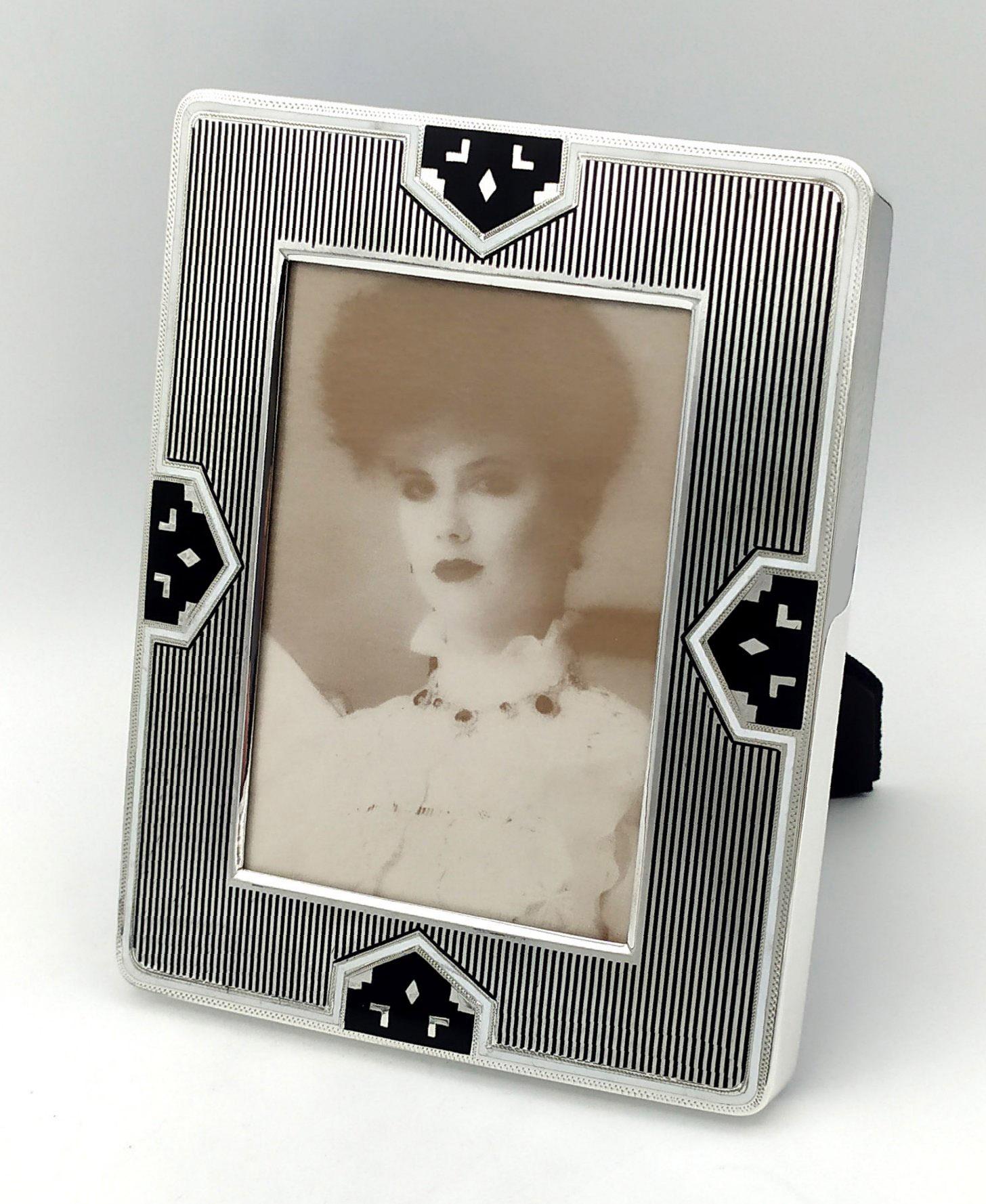 1395-5575- Rectangular photo frame with rounded corners in 925/1000 sterling silver with fire-enamelled Art Deco design. Internal dimensions cm. 8.5 x 12.5 external cm. 13.5 x 17.5. Weight gr. 244. Designed by Giorgio Salimbeni in 1976 inspired by