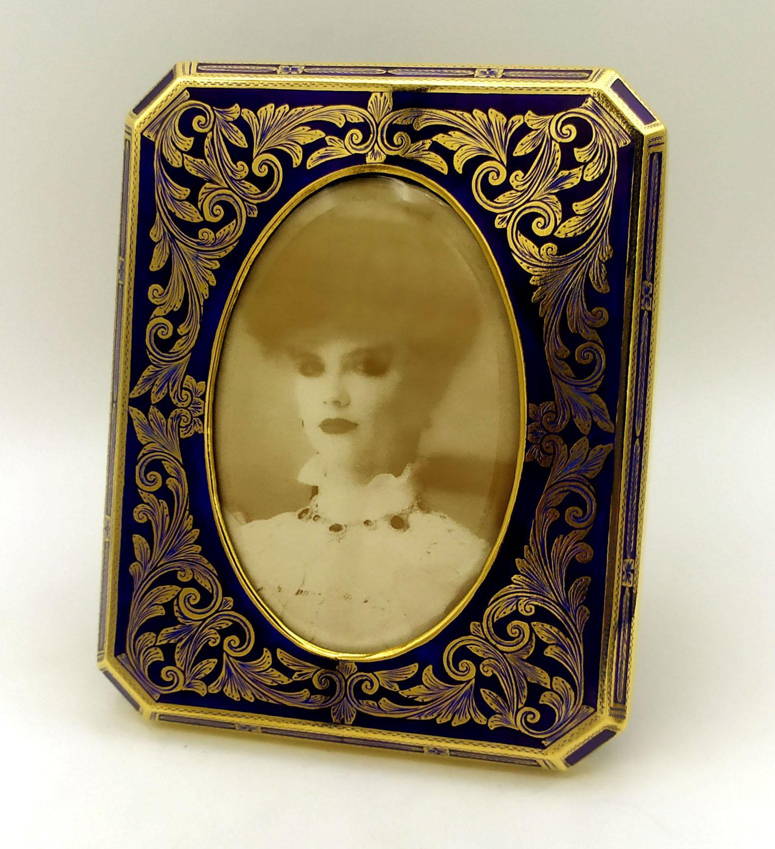 Octagonal notched photo frame in 925/1000 sterling silver gold plated with fine fire-enamelled baroque style engraving. External dimensions cm. 14.2 x 17.8, internal oval cm. 8 x 12.3. Weight gr. 356. Designed by Franco Salimbeni in 1972 and