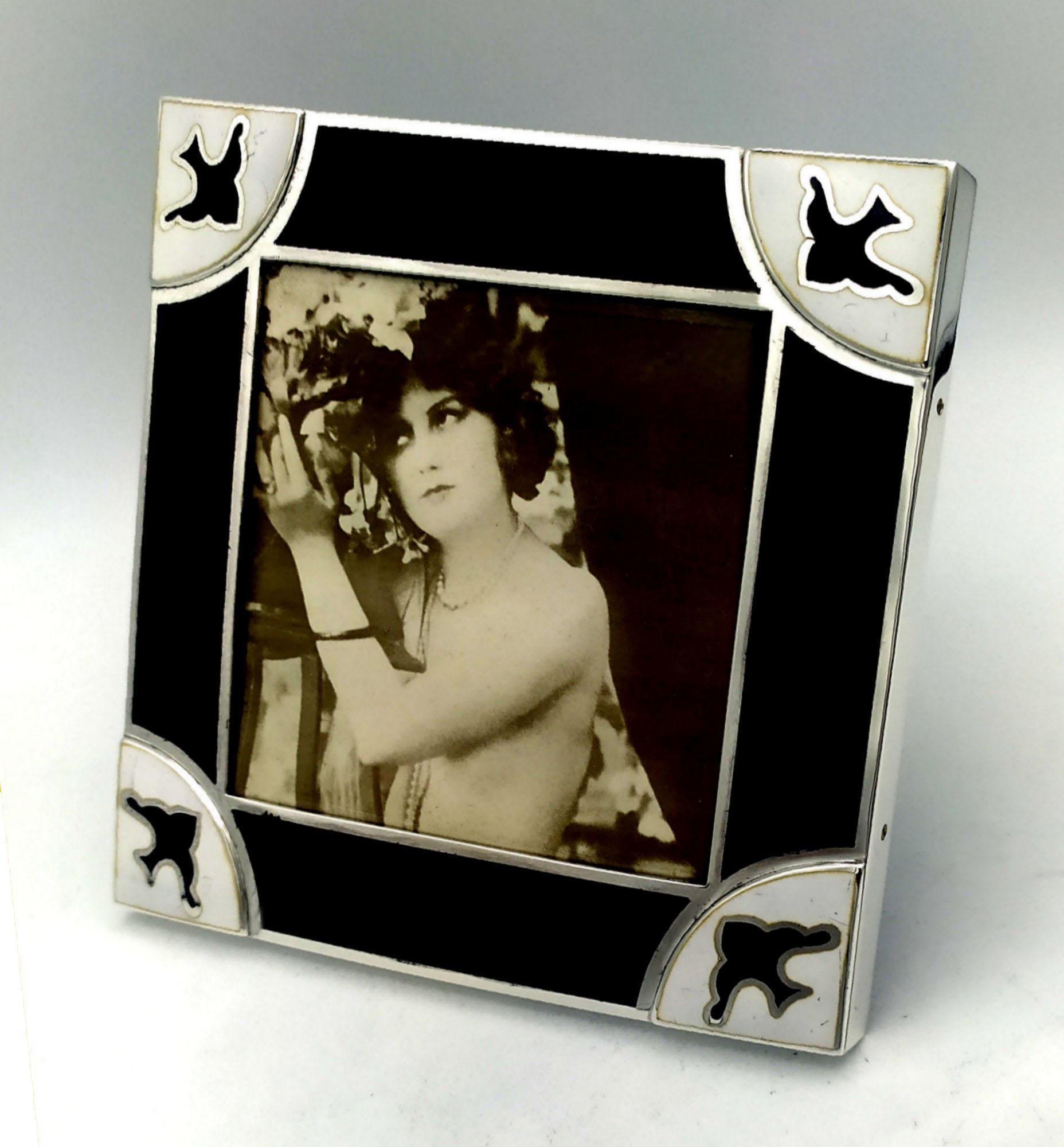 Square photo frame in 925/1000 sterling silver with fire-enamelled Art Deco-style geometric design. External dimensions cm. 14.5 x 14.5 internal cm. 9 x 9. Weight gr. 260. Designed by Giorgio Salimbeni in 1975 on inspiration from drawings and models