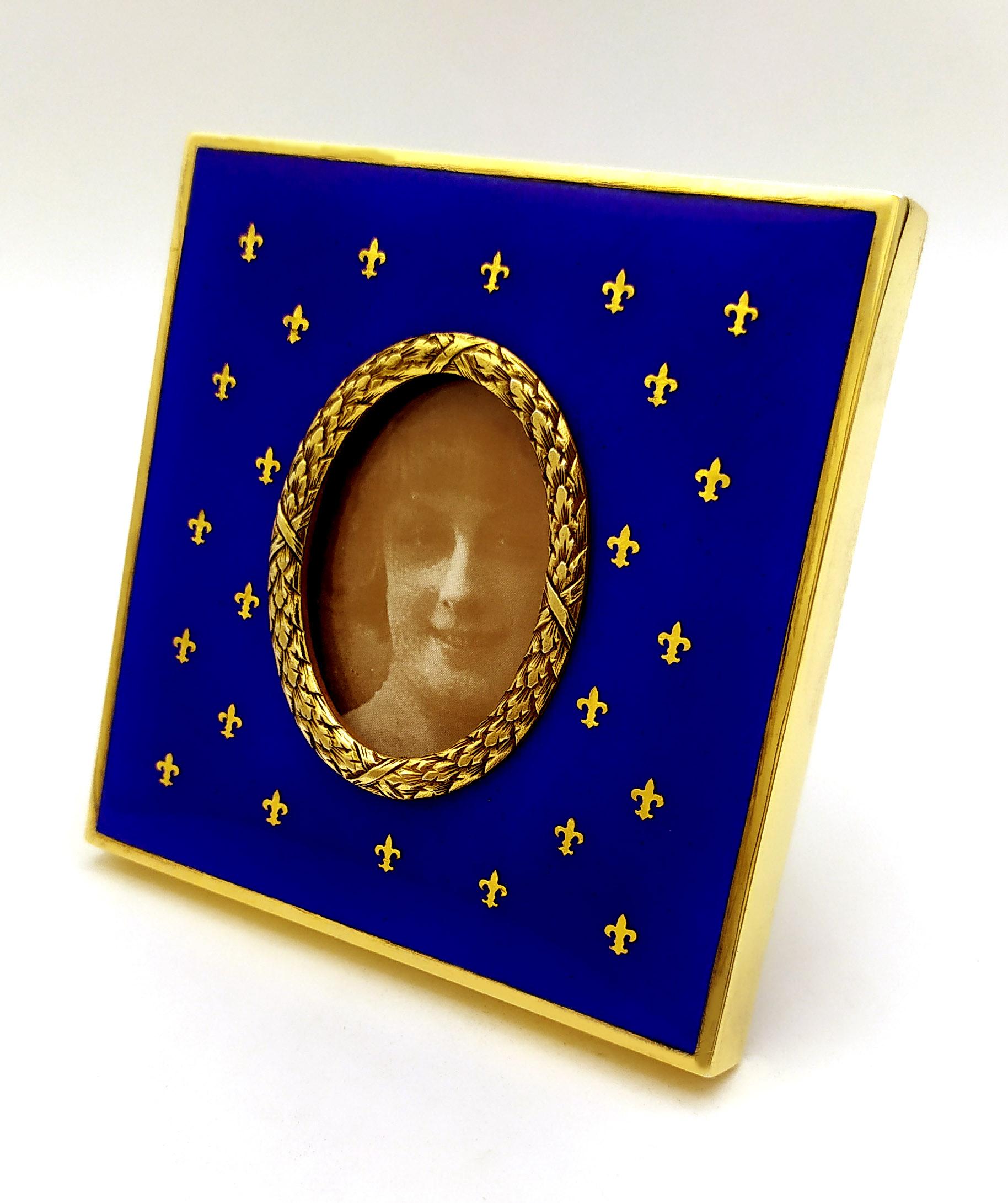 Cadre photo à extérieur carré et intérieur à ornement ovale en argent sterling 925/1000 plaqué or avec émail bleu translucide sur guillochè et divers 