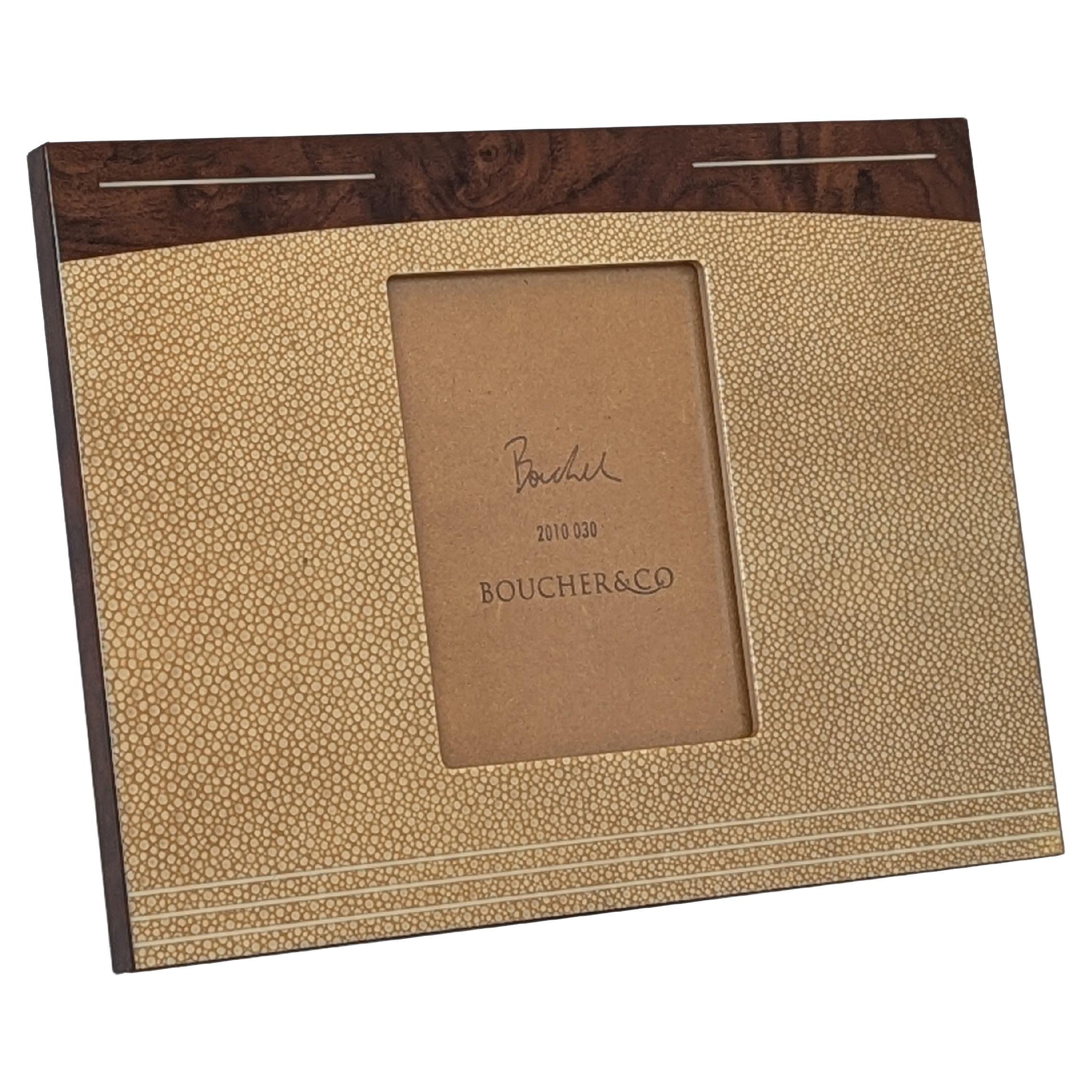 Qué manera tan maravillosa de honrar nuestros preciados recuerdos exponiéndolos en un precioso y raro marco hecho a medida. Esta edición limitada de marcos de fotos de la colección Boucher & Co se ha fabricado a mano con meticulosa atención al