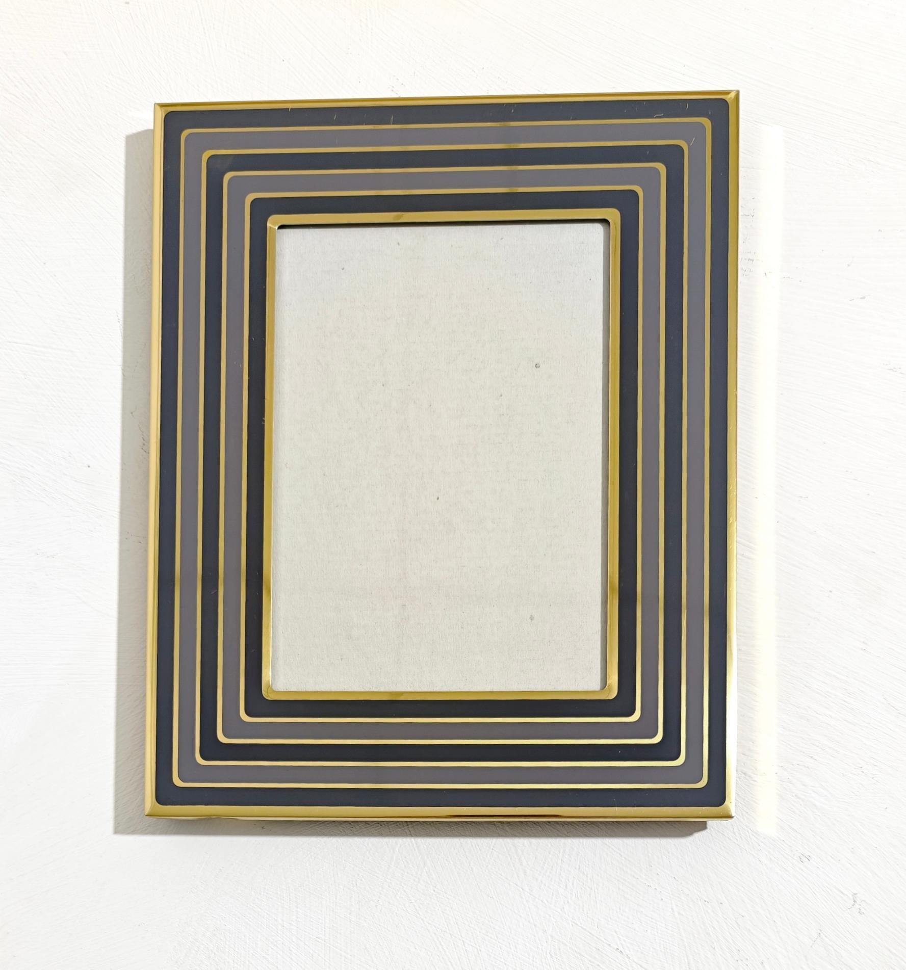 Cadre photo rectangulaire en nickel-aluminium. Verre transparent. Il conserve toutes ses pièces d'origine. Fabriqué en Italie, vers les années 1970. Elegant avec un cadre rayé or, gris clair et gris foncé. Veuillez regarder attentivement la vidéo et