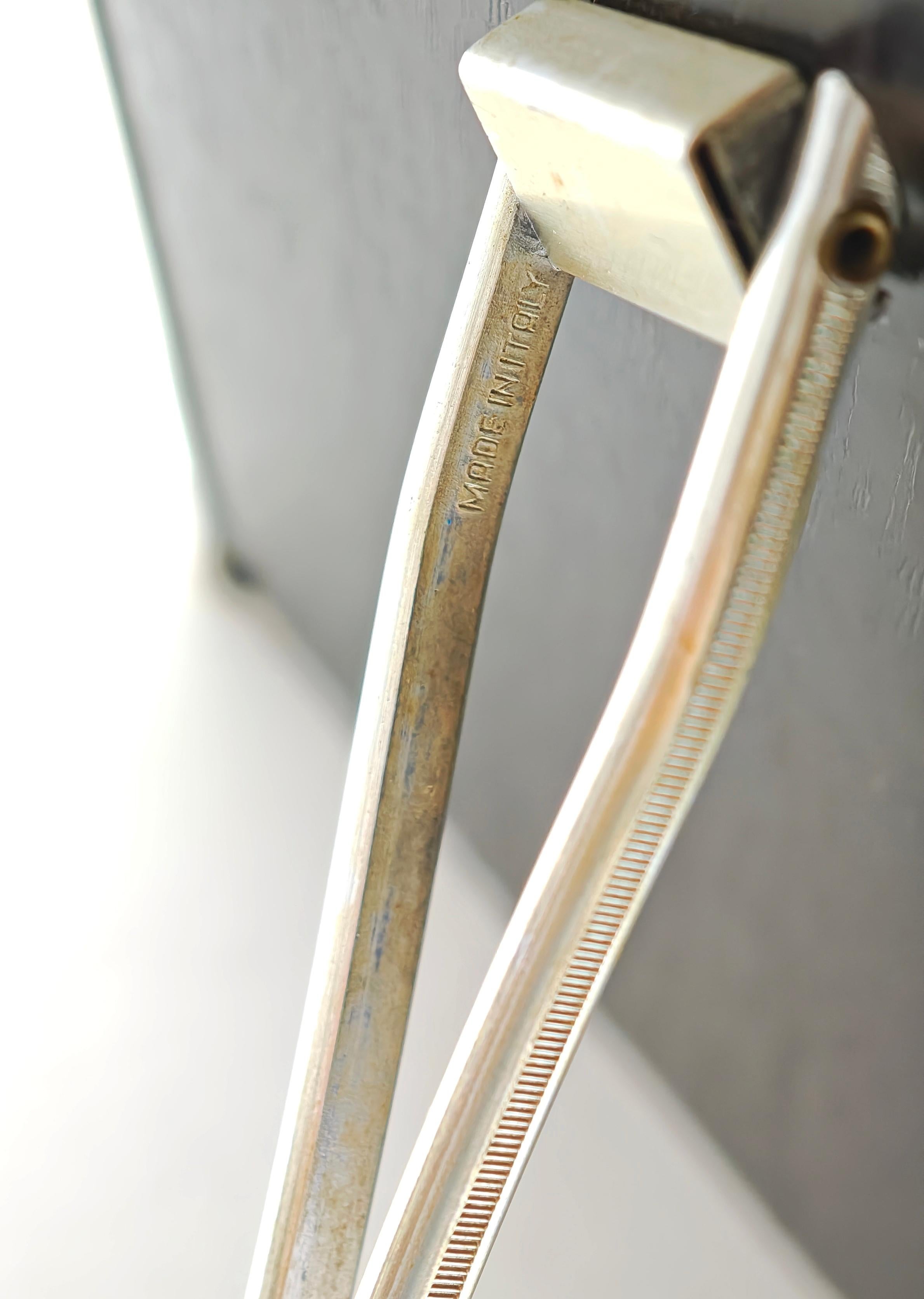 Large rectangular photo frame, nickel-plated steel/aluminum. Clear glass. Retains all its original parts. Made in Italy. Designed in 1970. Please carefully review the video and photos, thank you.

Photo dimensions only: 14 x 9.5 cm
Weight: 0.488