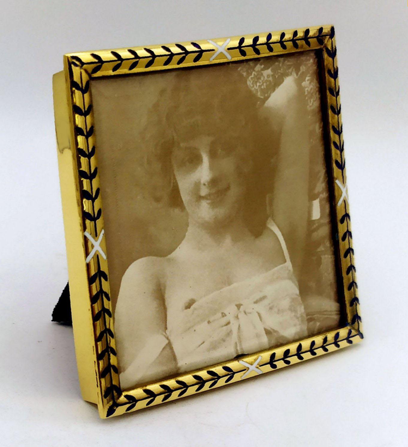 Gold-plated 925/1000 silver square photo frame with fire-enamelled Empire-style leaves on a rounded edge. External dimensions cm. 9 x 9, internal cm. 7.7 x 7.7. Weight gr. 87. Designed by Franco Salimbeni in 1970 and made in Florence in various