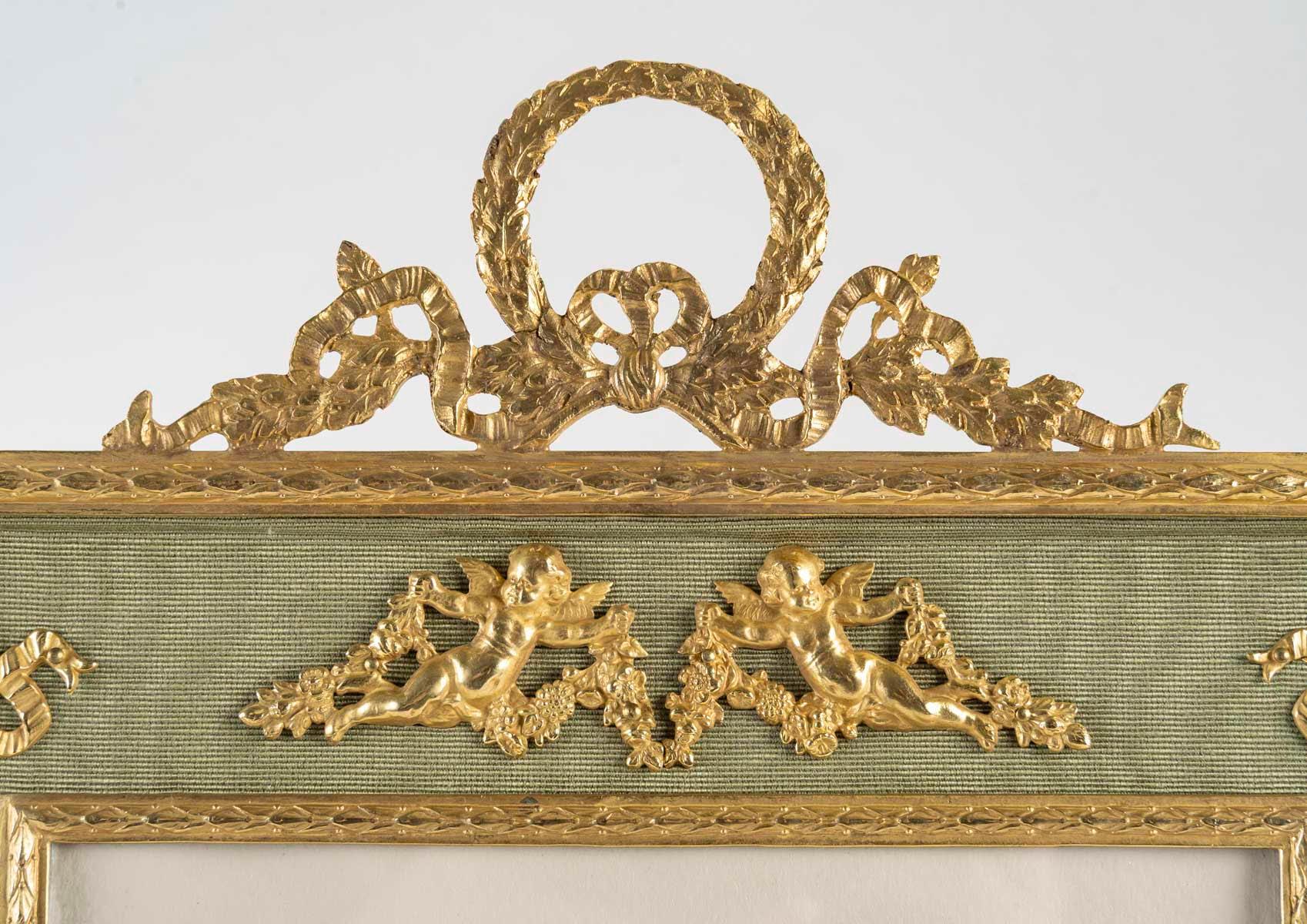 Photo frame for a large photo in gilded bronze, Napoleon III period, 19th century.

19th century photo frame, Napoleon III period, in gilded bronze and green fabric, photo frame for a large format photo.
H: 39 cm, W: 27.5 cm, D: 2 cm