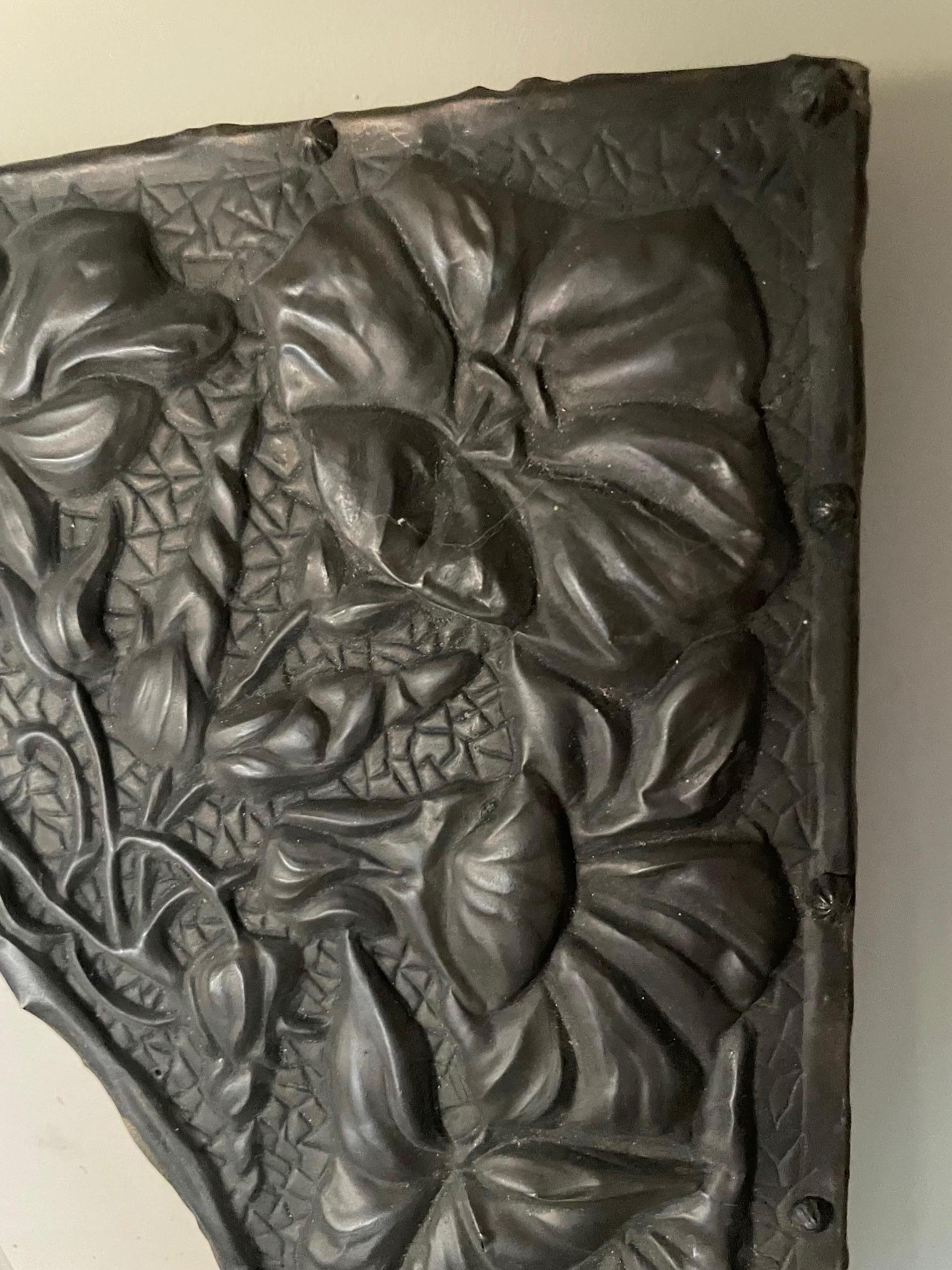Marco de fotos de cobre repoussé con pátina marrón/negra.
Hoja de cobre repujada para formar un diseño floral, aquí marco de novio de principios de 1900, sin cristal.
Necesita restauración.