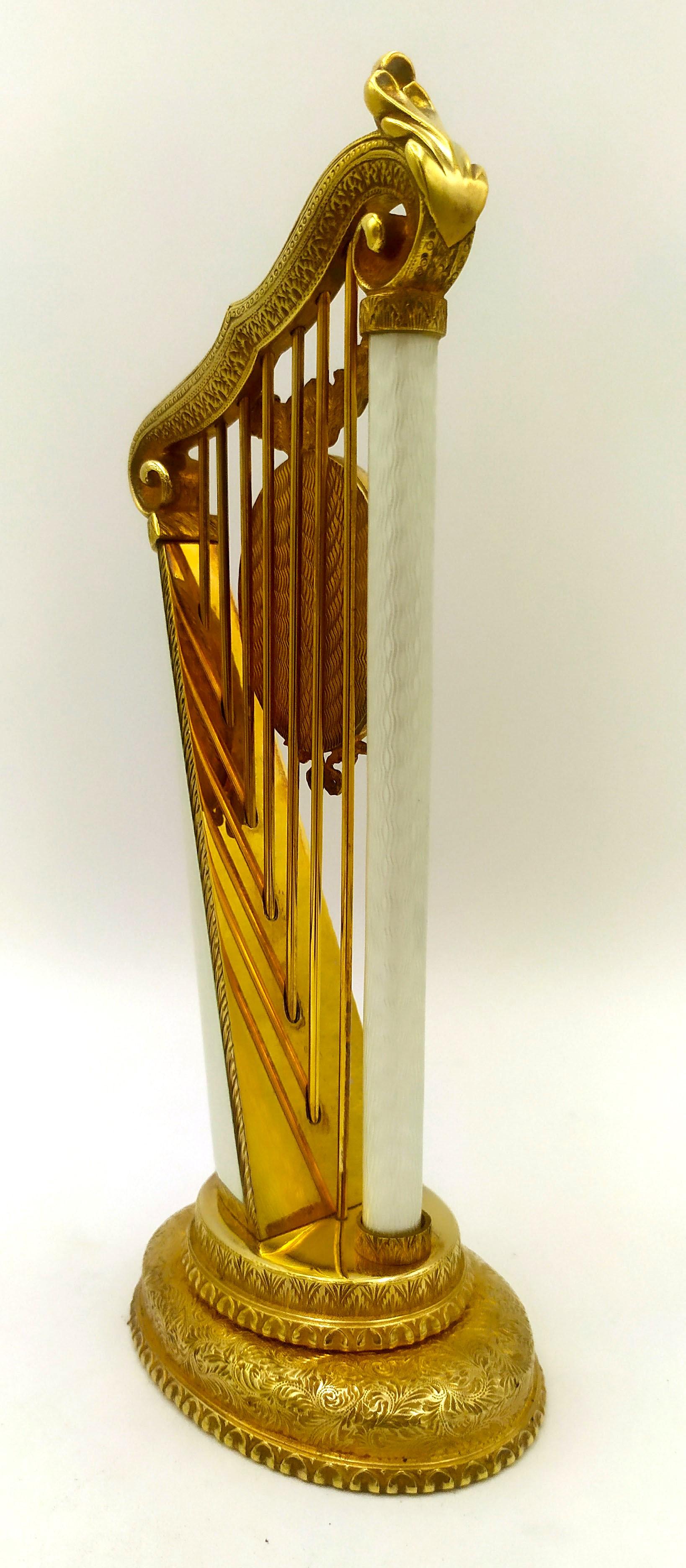 Empire Salimbeni inséré dans un objet en forme de harpe en argent sterling en vente