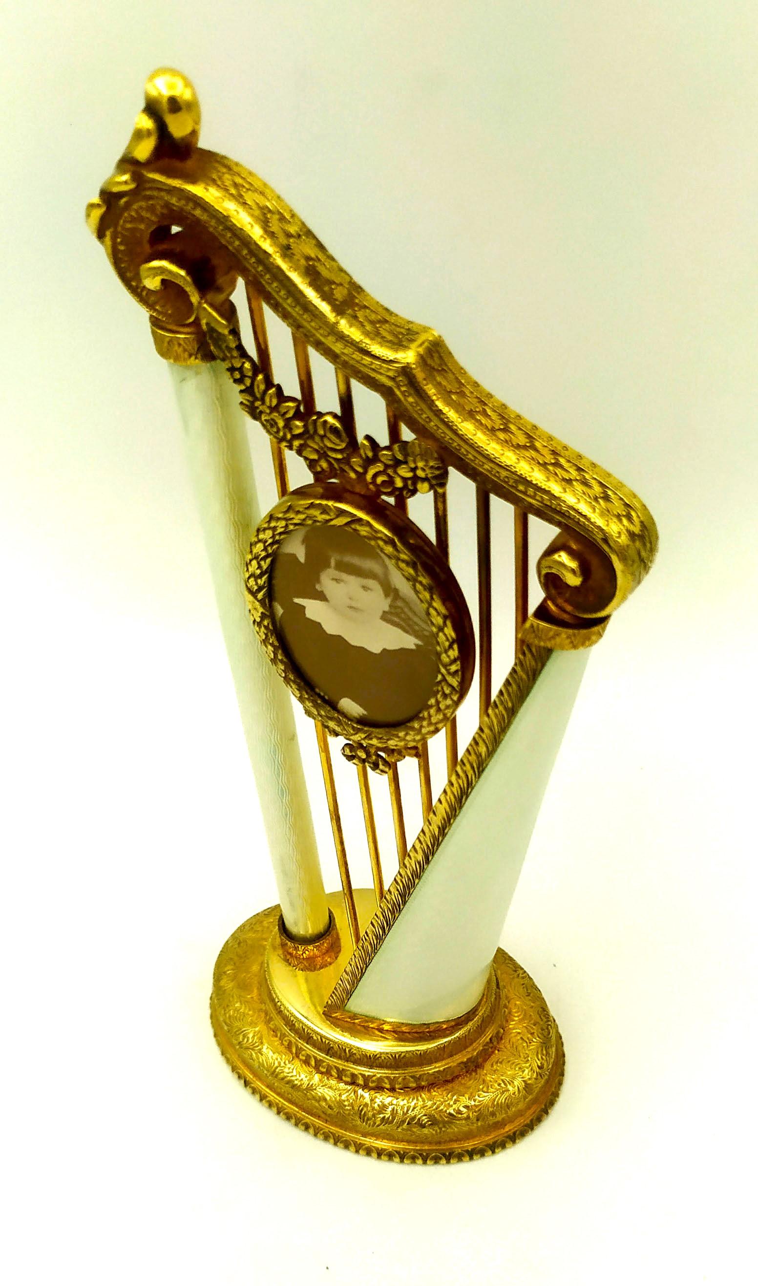 Salimbeni inséré dans un objet en forme de harpe en argent sterling Excellent état - En vente à Firenze, FI