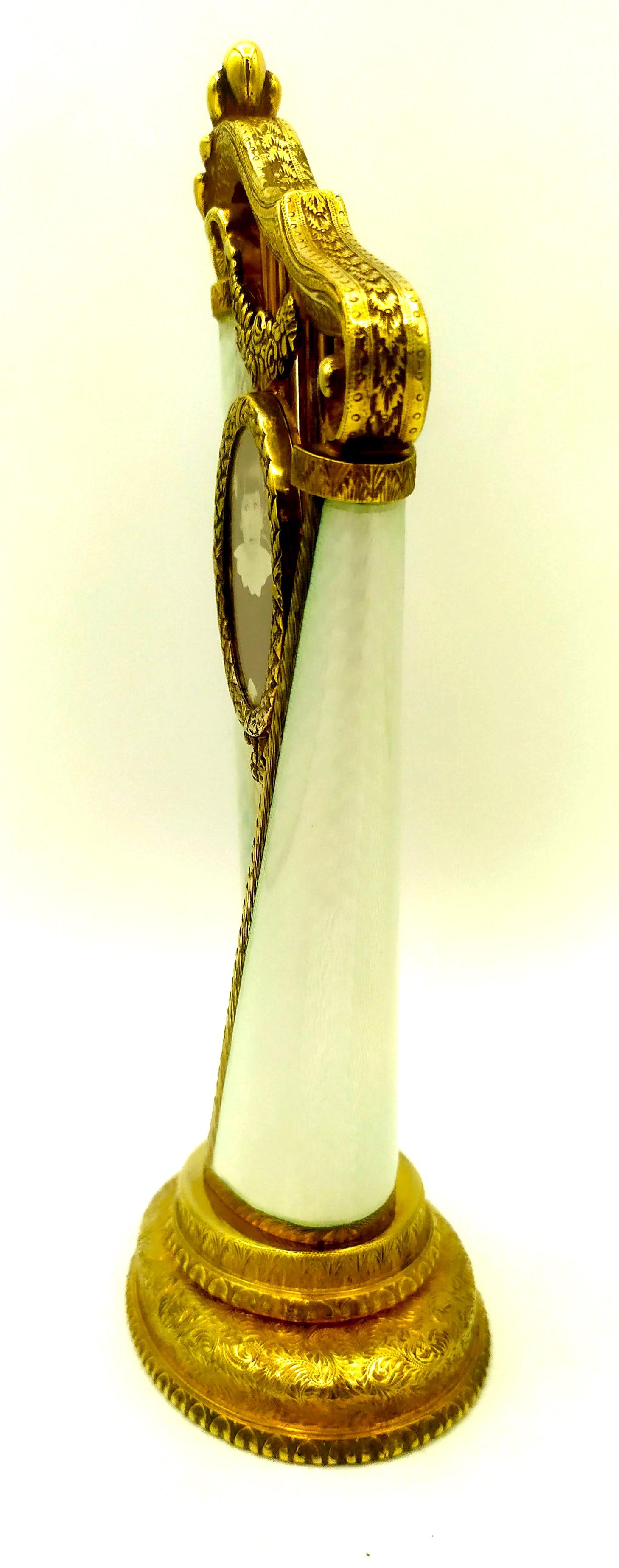 Fotorahmen in einen harfenförmigen Objekt aus Sterlingsilber Salimbeni eingesetzt (Ende des 20. Jahrhunderts) im Angebot
