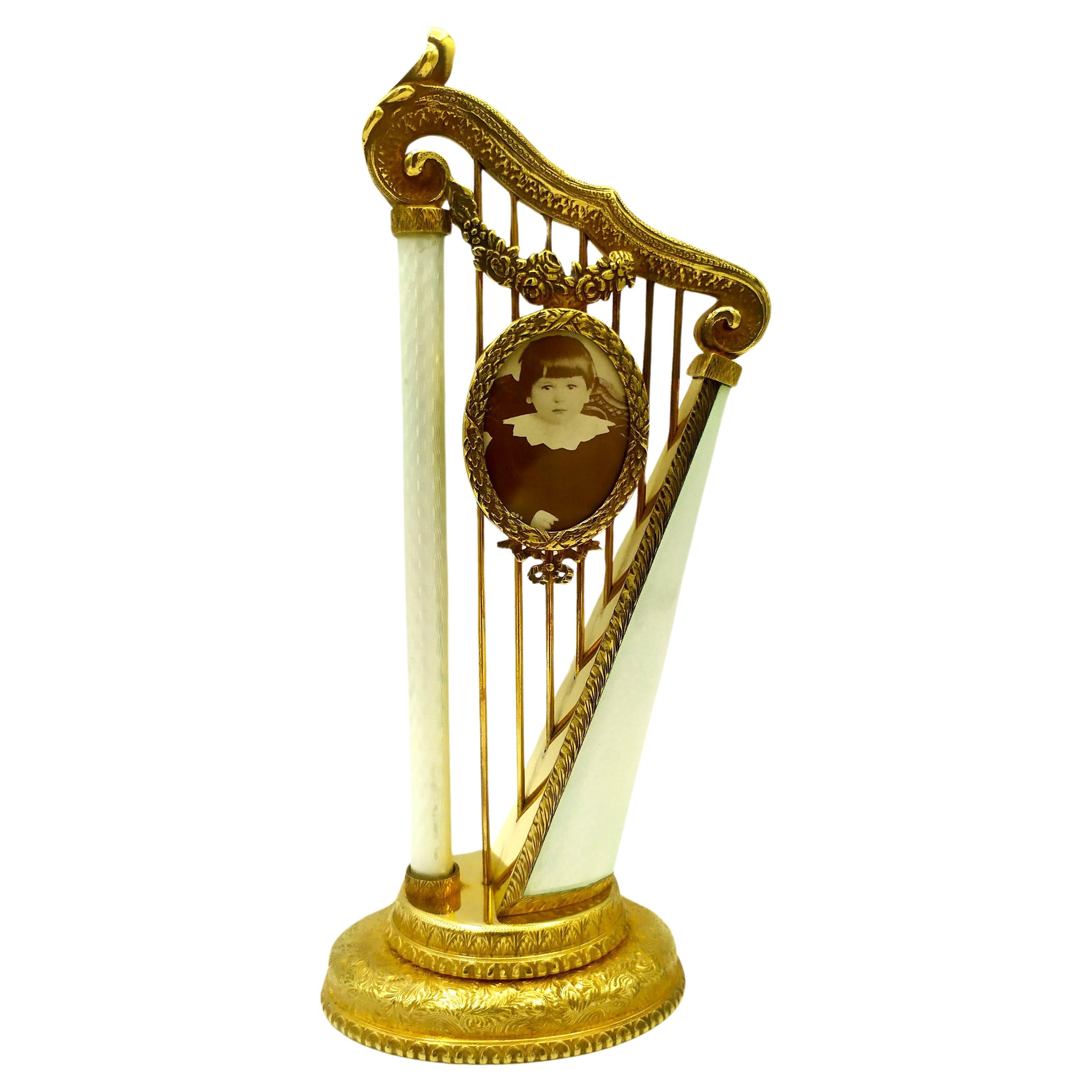 Salimbeni inséré dans un objet en forme de harpe en argent sterling