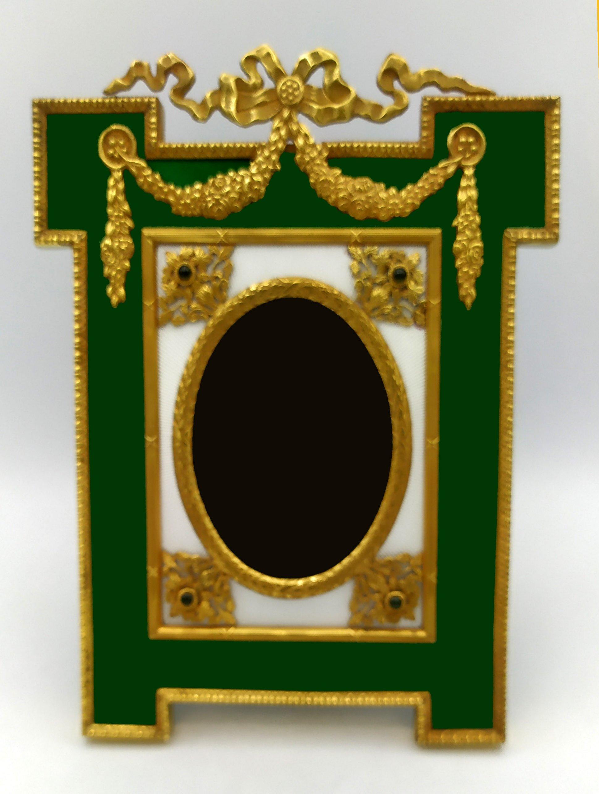 Marco de fotos grande de estilo imperial Esmalte blanco y verde sobre plata de ley Salim Imperio en venta