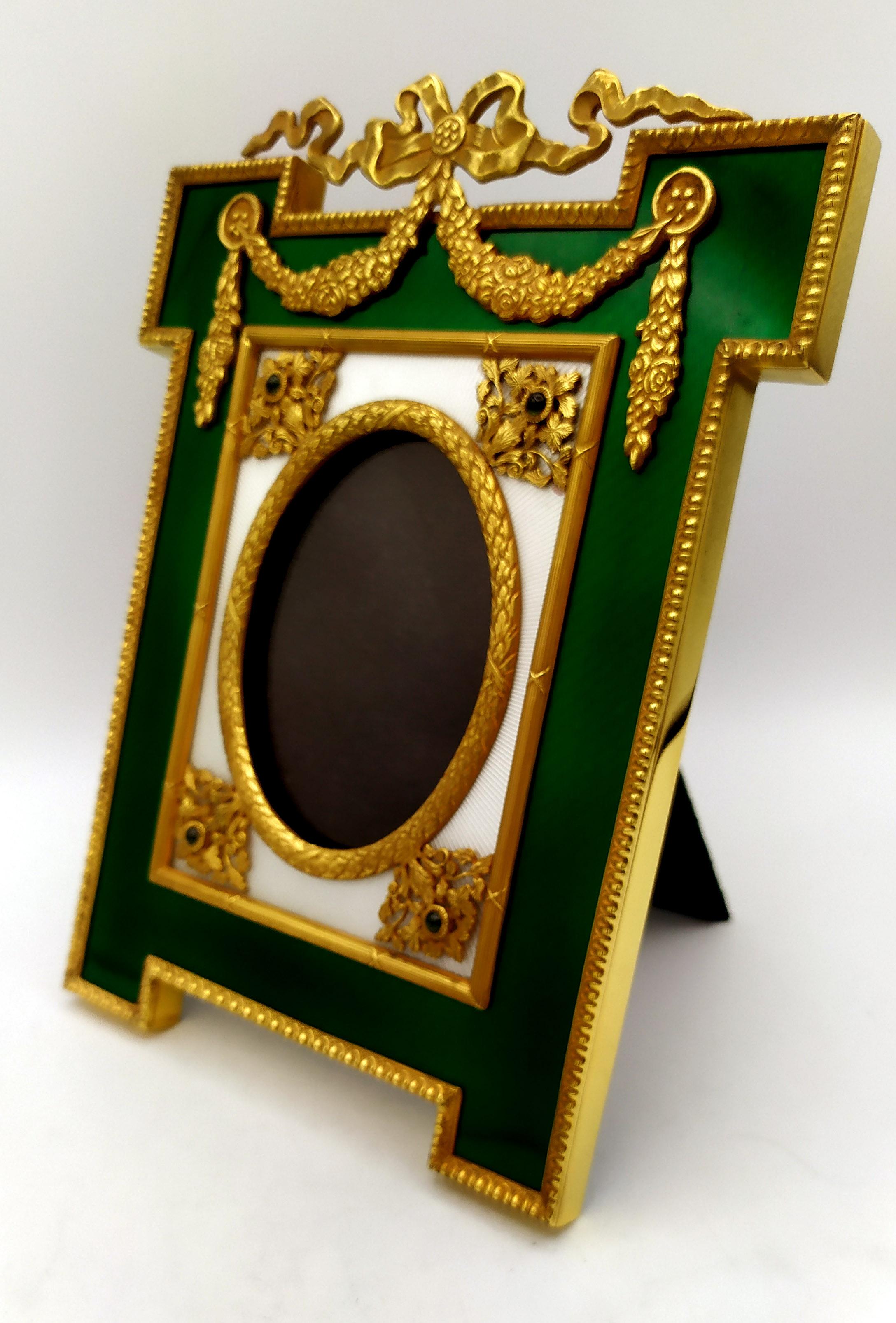 Marco de fotos grande de estilo imperial Esmalte blanco y verde sobre plata de ley Salim Tallado a mano en venta