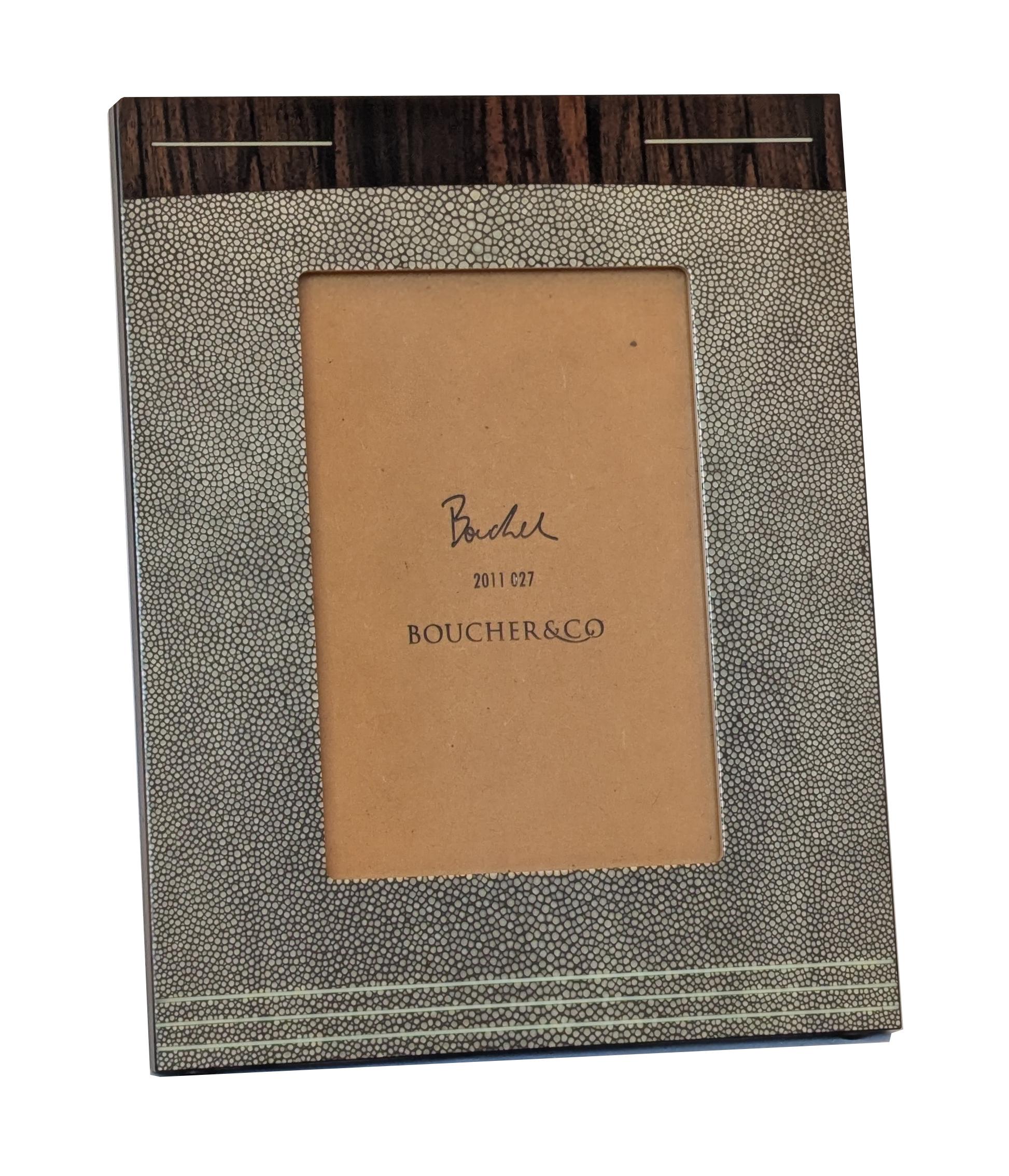 Qué manera tan maravillosa de honrar nuestros preciados recuerdos exponiéndolos en un precioso y raro marco hecho a medida. Esta edición limitada de marcos de fotos de la colección Boucher & Co se ha fabricado a mano con meticulosa atención al