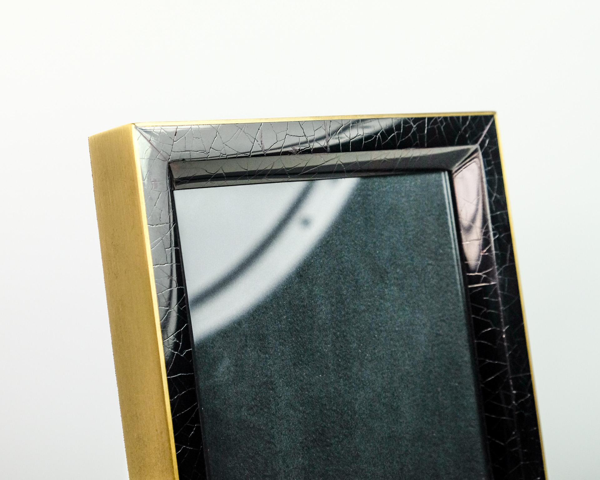 Photo frame made of black marquetry and brass.

Back and interior lined with a high quality black microsuede.

For photo 4x6
