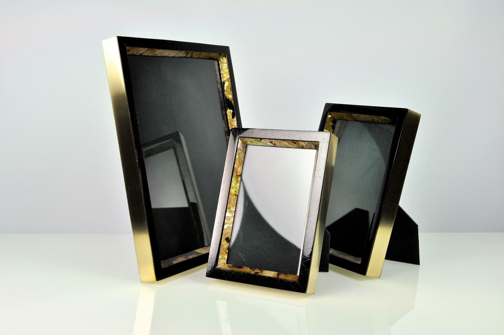 Photo frame made of black and brown shell marquetry with brass edges.

Back and interior lined with a high quality black microsuede.

For photo 5x7