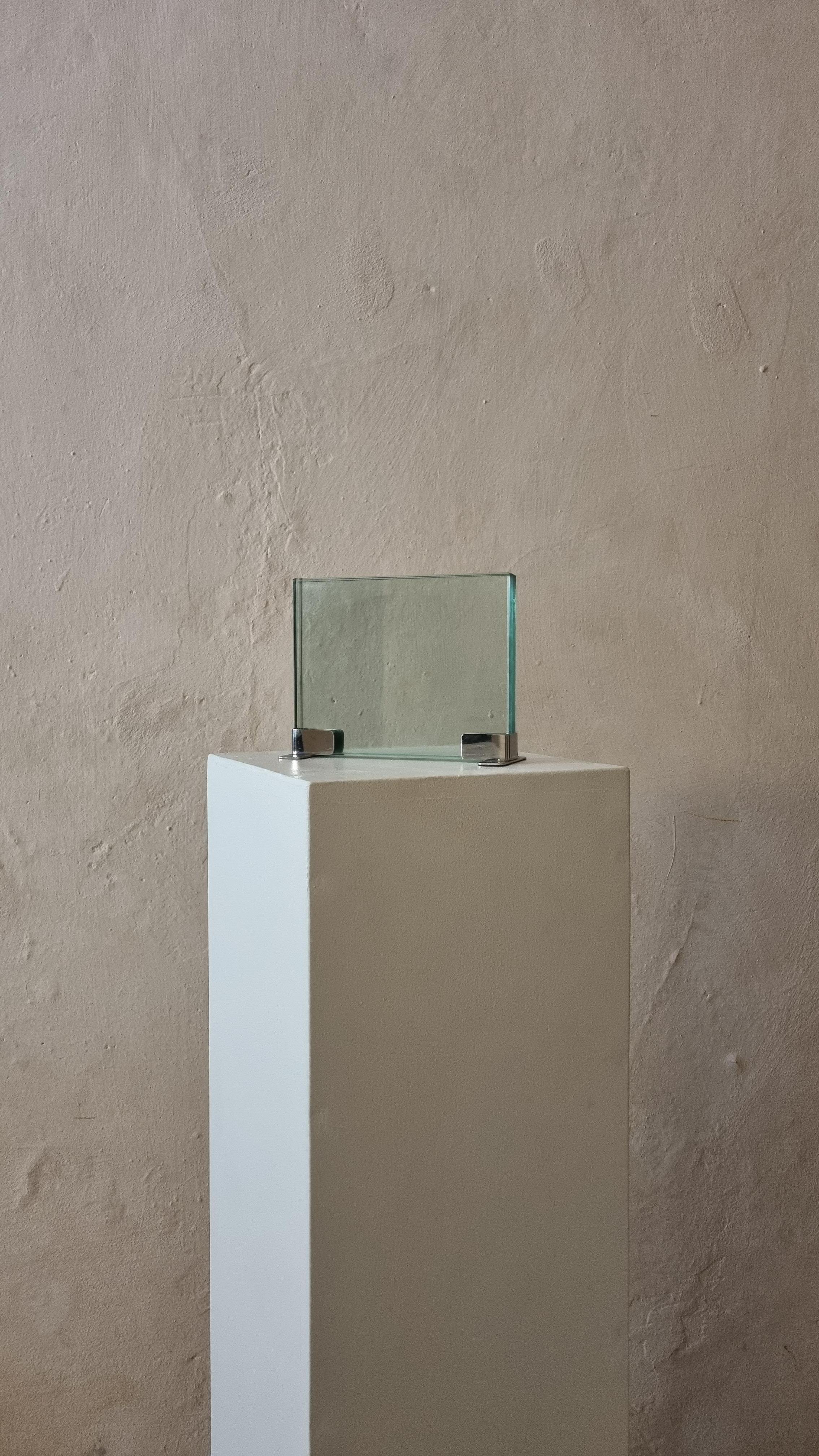 Elegante portafoto prodotto da Gallotti & Radice negli anni 70,
base in metallo cromato, struttura in vetro di forte spessore, eccellenti condizioni.

Due menti, un’aspirazione, un desiderio. La voglia di creare, di trasformare e di interpretare.