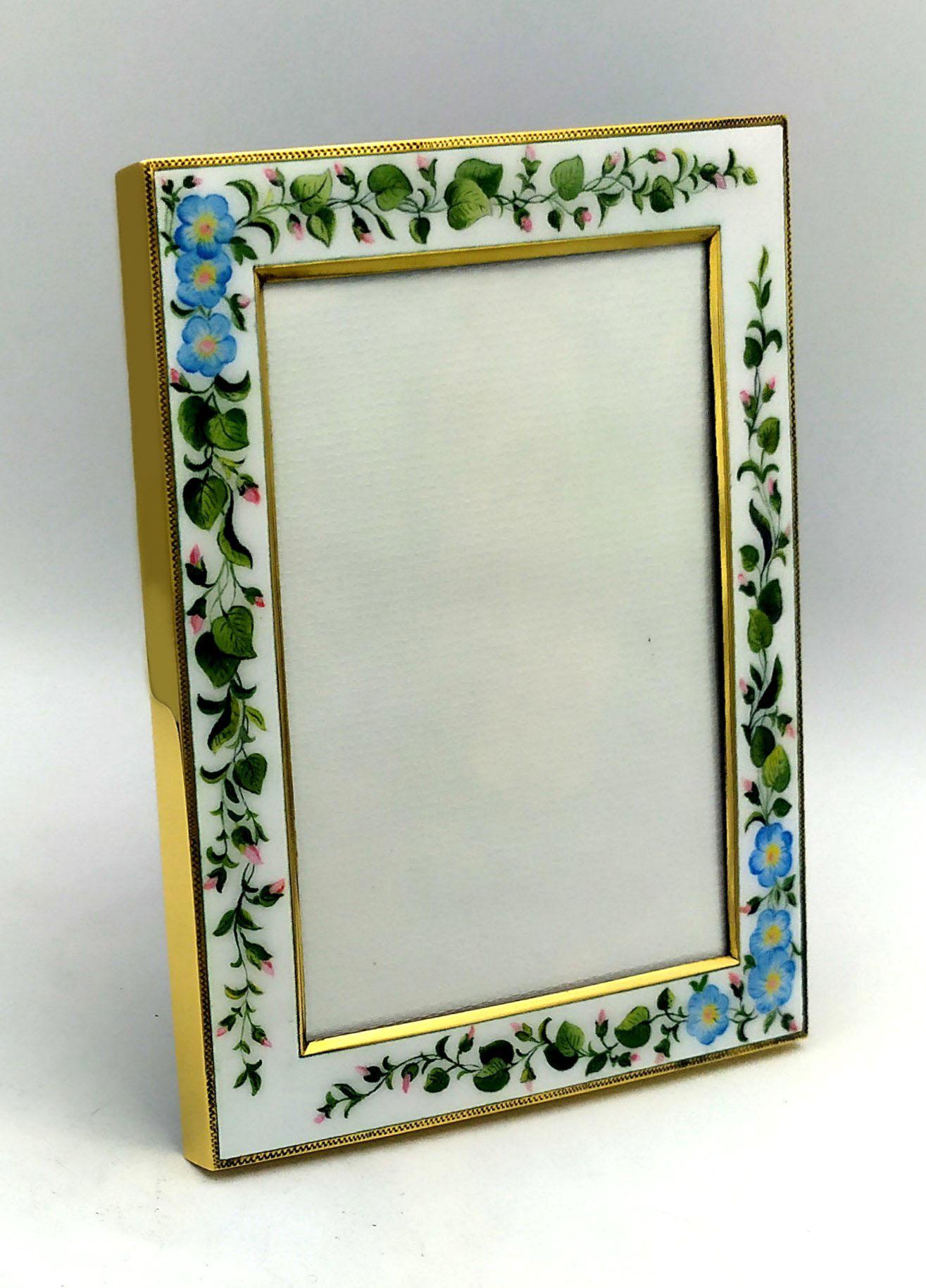 Rectangular photo frame in 925/1000 sterling silver gold plated with hand-painted floral miniature by the painter Renato Dainelli, fire-enamelled on a white background in Art Nouveau style, early 1900s. External measurements cm. 14.7 x 18.7.