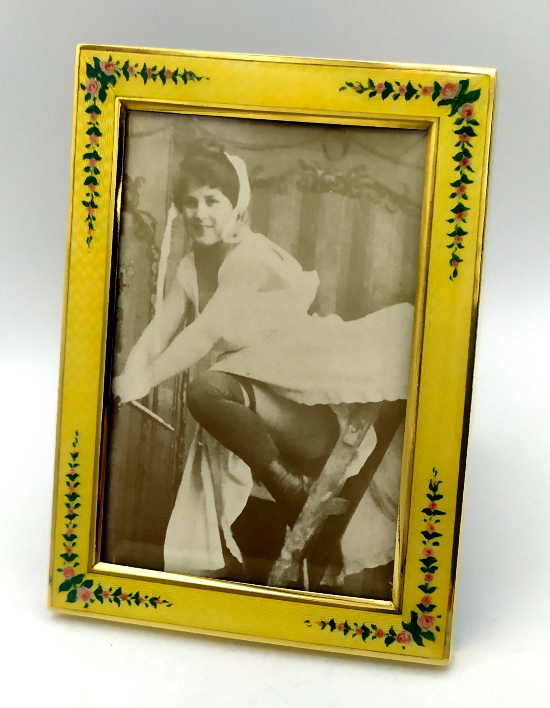 Cadre photo en argent sterling avec émail jaune et guirlandes de fleurs Salimbeni Excellent état - En vente à Firenze, FI