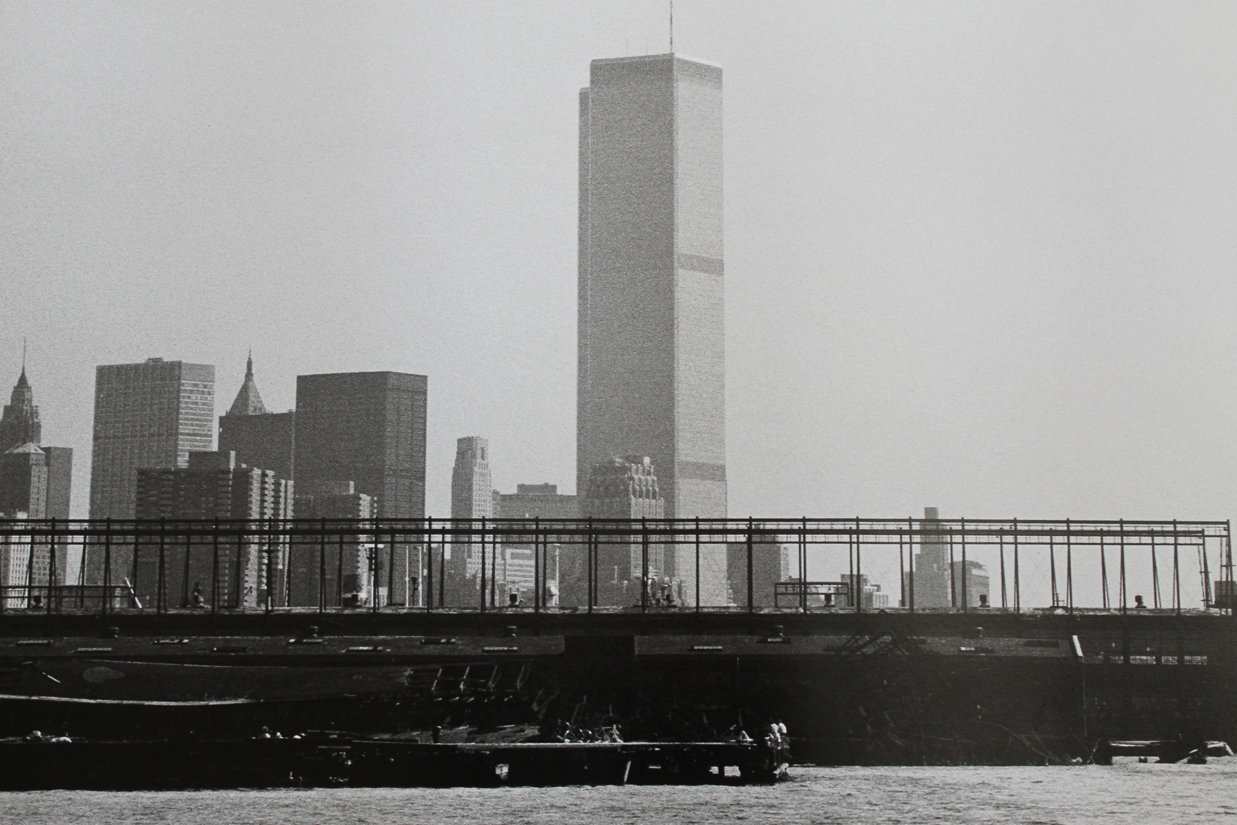 Foto aus dem Jahr 1979 von den berüchtigten New York City Piers an der Christopher Street in Downtown Manhattan. Künstlerabzug 2/2 und signiert vom Fotografen Julio Rodrigues. Gerahmt misst es 36,5