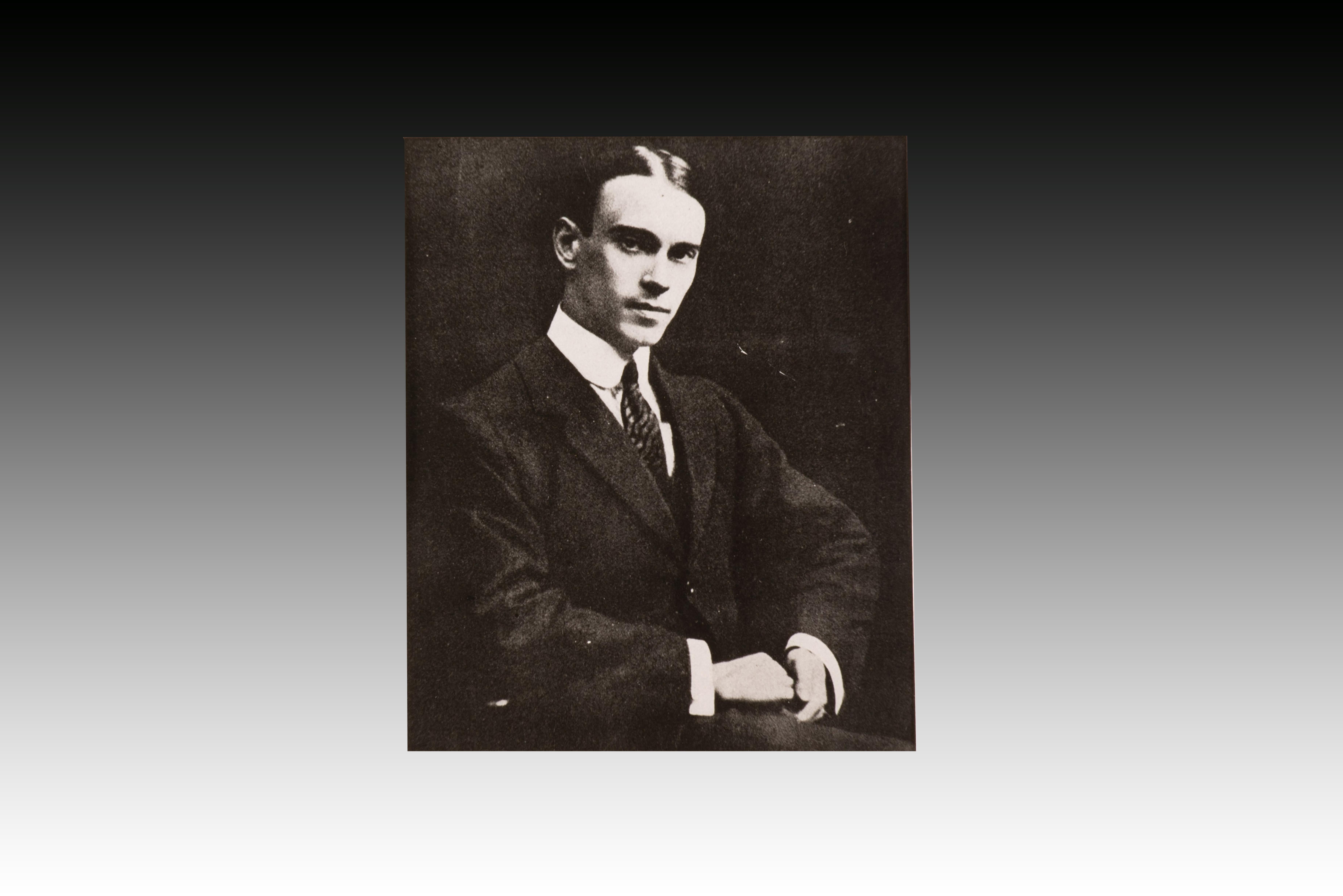 Photographie et signature. Vaslav Niyinsky (kyiv, 1890-Londres, 1950), 1914.

Vaslav Niyinsky (translittéré Vátslav Fomich Nizhinski) était un danseur de ballet et chorégraphe russe né en Pologne, considéré comme l'un des plus doués de l'histoire.