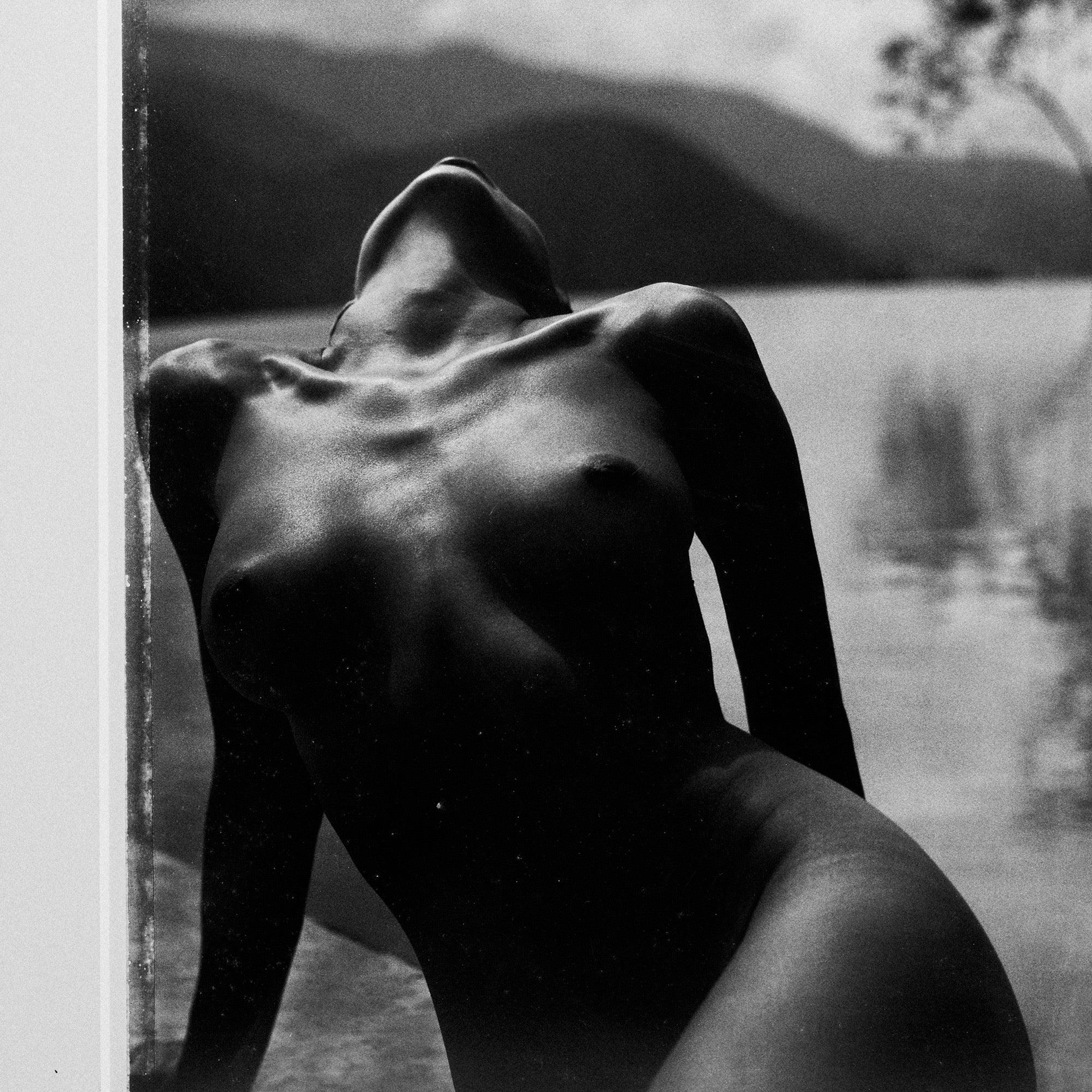 Photographie en noir et blanc de Lee Crum encadrée et matée, signée par l'artiste.