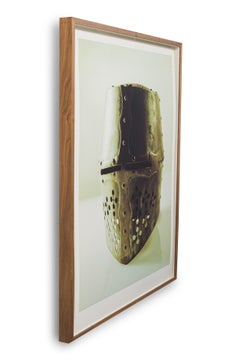 Fotografia dalla serie Objects of Life "Replica di un elmo medievale" (1996)