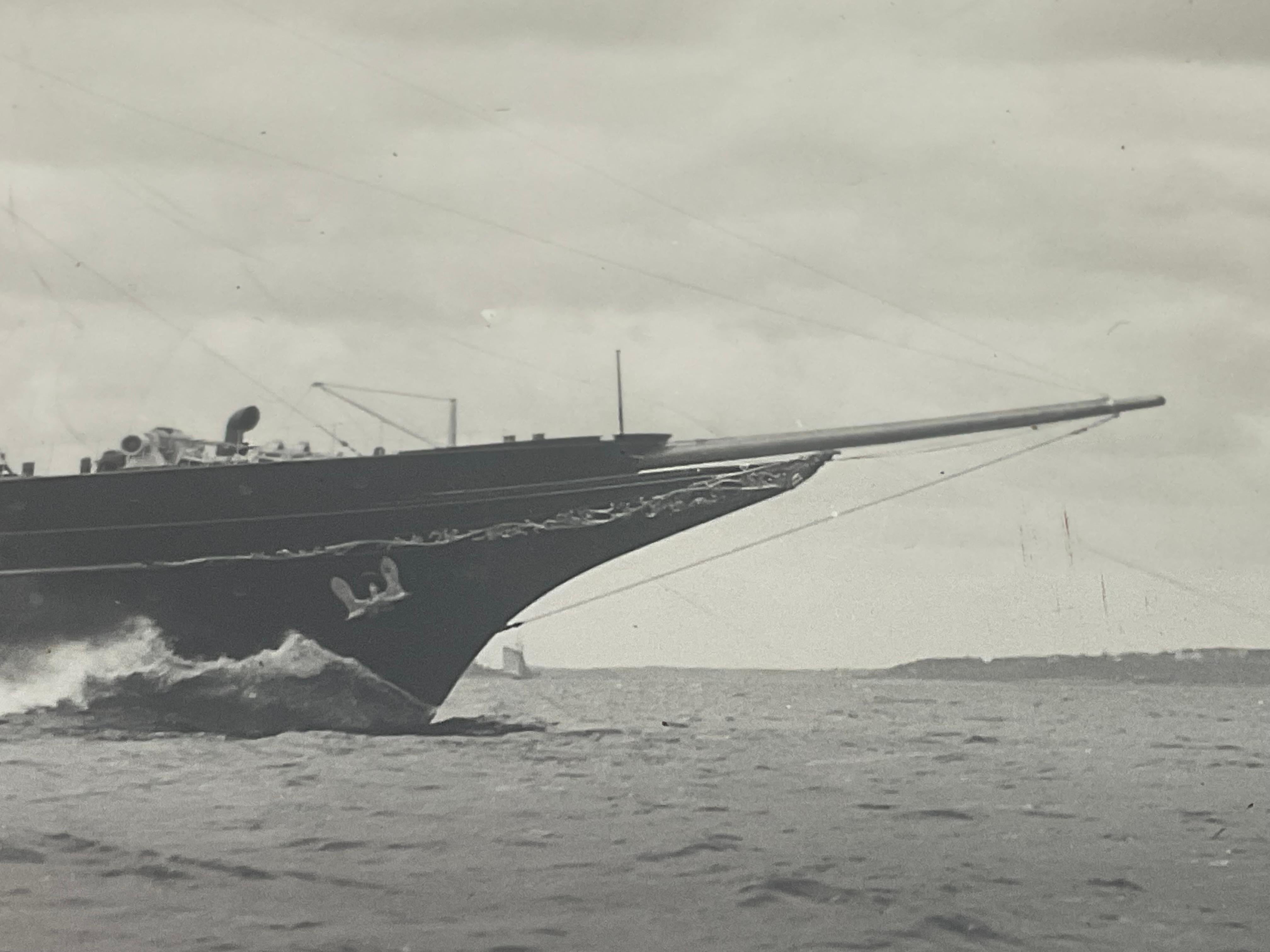 Foto von J.P. Morgans Yacht Corsair auf Seeerprobung (Papier) im Angebot