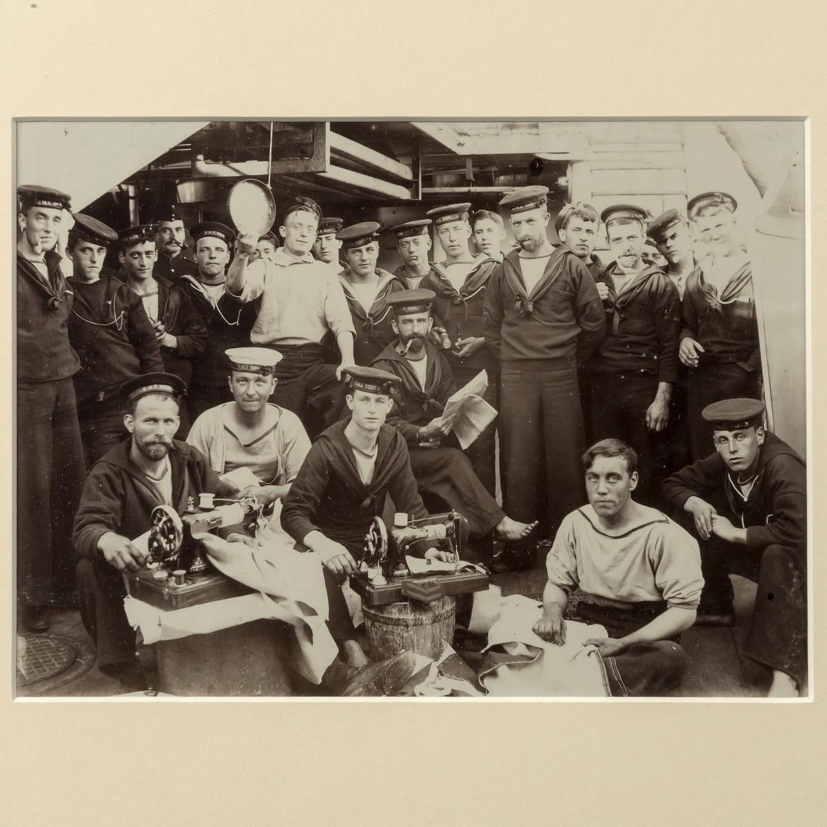 Eine gerahmte Gelatinefotografie der Besatzung der HMS Dido an Deck,
um 1880.