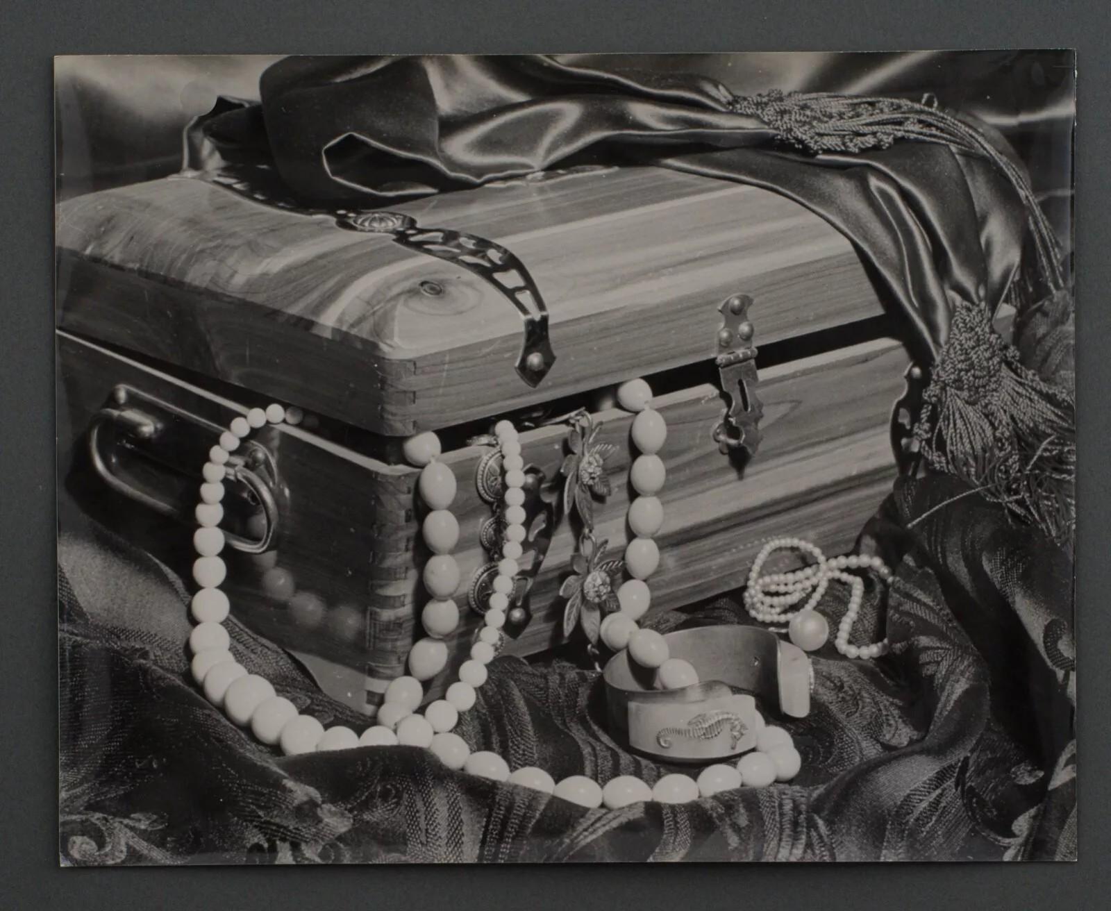 Silver Gelatin Print by Bernard Darot – 20th Century – Jewelry Box In Good Condition For Sale In NANTES, FR