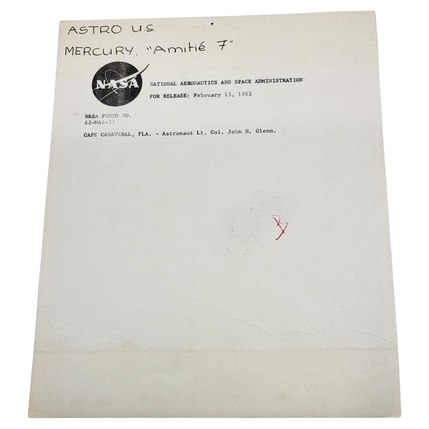 Exceptionnelle photo de John Glenn, premier homme à être allé dans l'espace.
Instant immortalisé le 13/02/1962 soit 7 jours avant qu'il effectue la première mission habitée dans l'espace
CAP CANAVERAL Photo NO 62-MA6-77