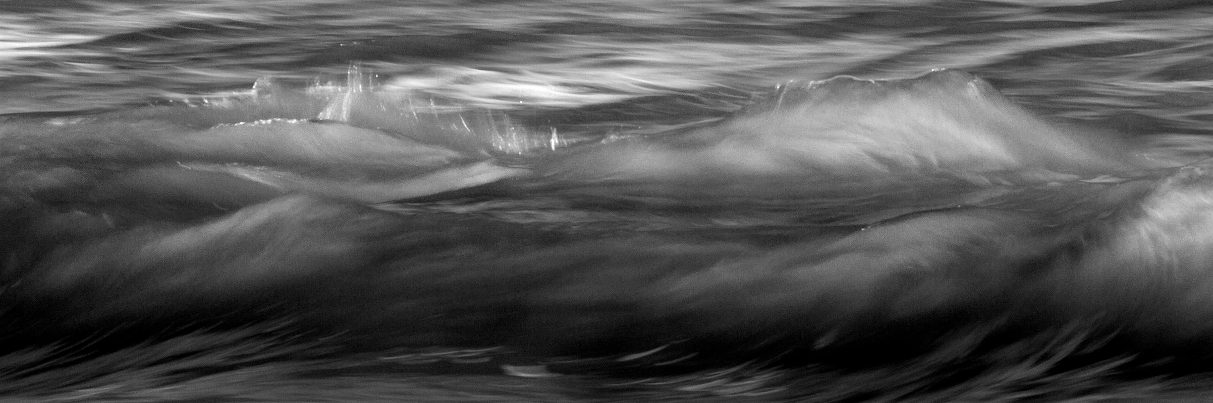 Fotografía de la fotógrafa brasileña Roberta Borges. La percepción de las olas, que deriva de la fuerte influencia de sus antecedentes como surfista profesional (fue la primera campeona brasileña en 1985), adquiere fuerza y expresión a través de su