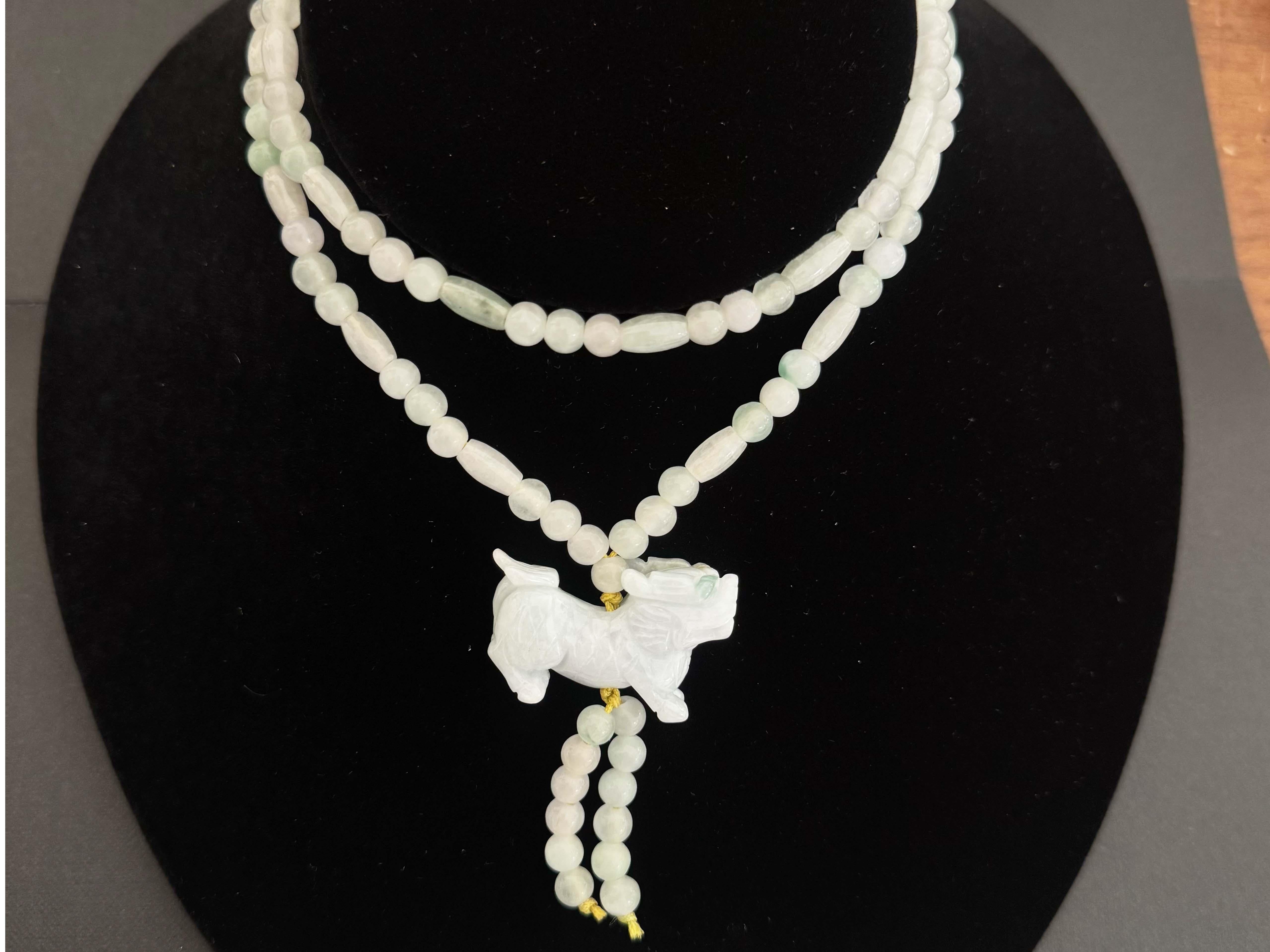 Collana di perle di giada verde chiaro di Phu Dog in vendita 6