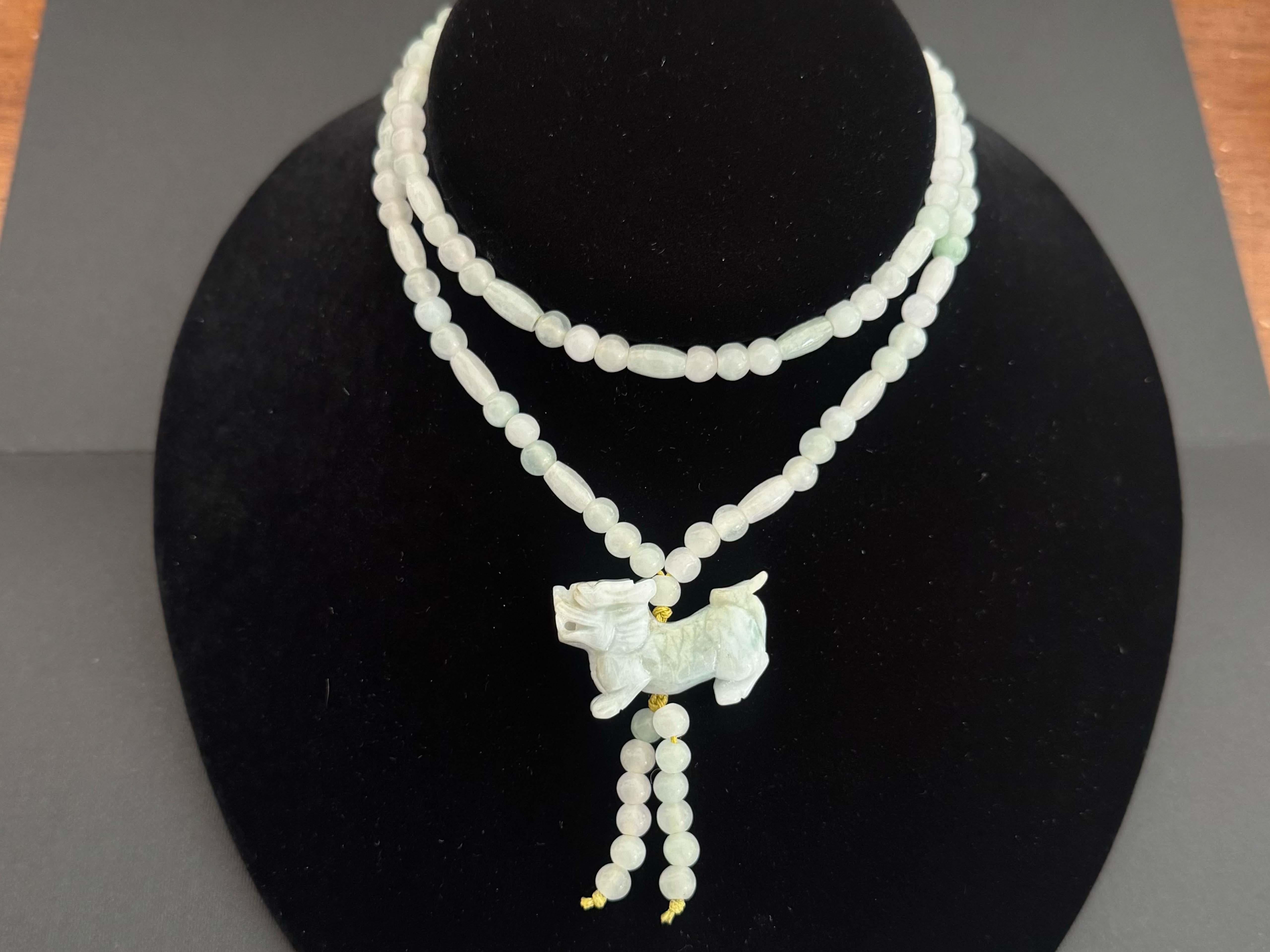 Collana di perle di giada verde chiaro di Phu Dog in vendita 7