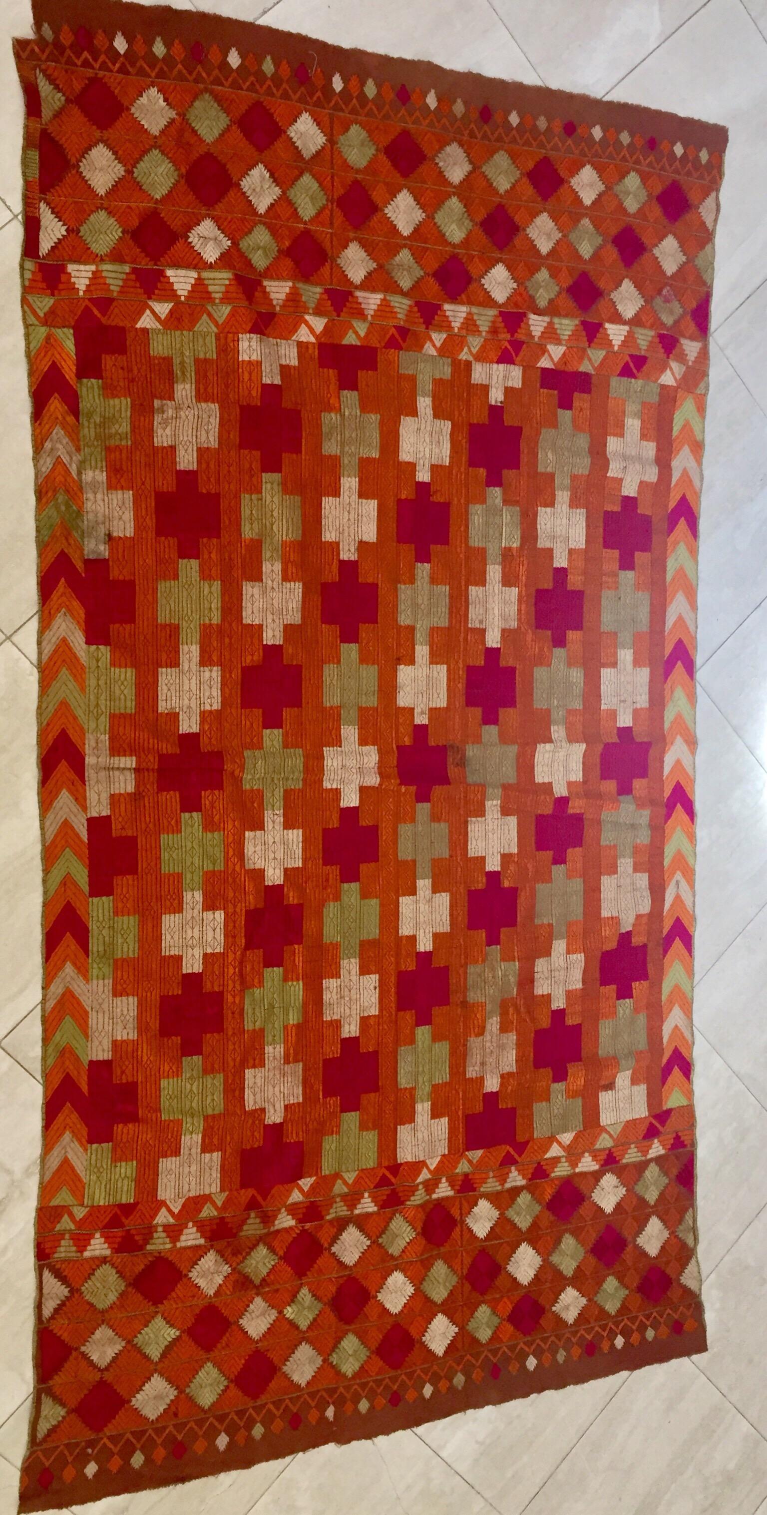 Phulkari Bawan Bagh Ehering, Seidenstickerei auf Baumwolle, Punjab, Indien im Angebot 5