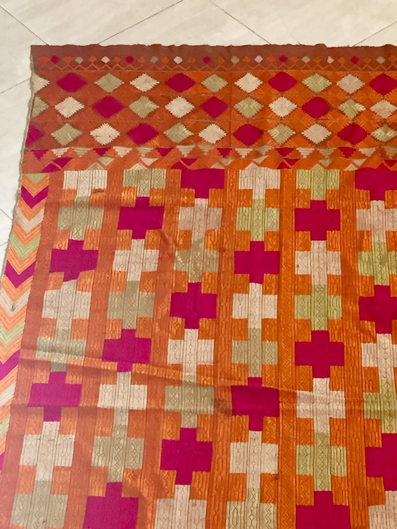 Phulkari Bawan Bagh Ehering, Seidenstickerei auf Baumwolle, Punjab, Indien im Angebot 7