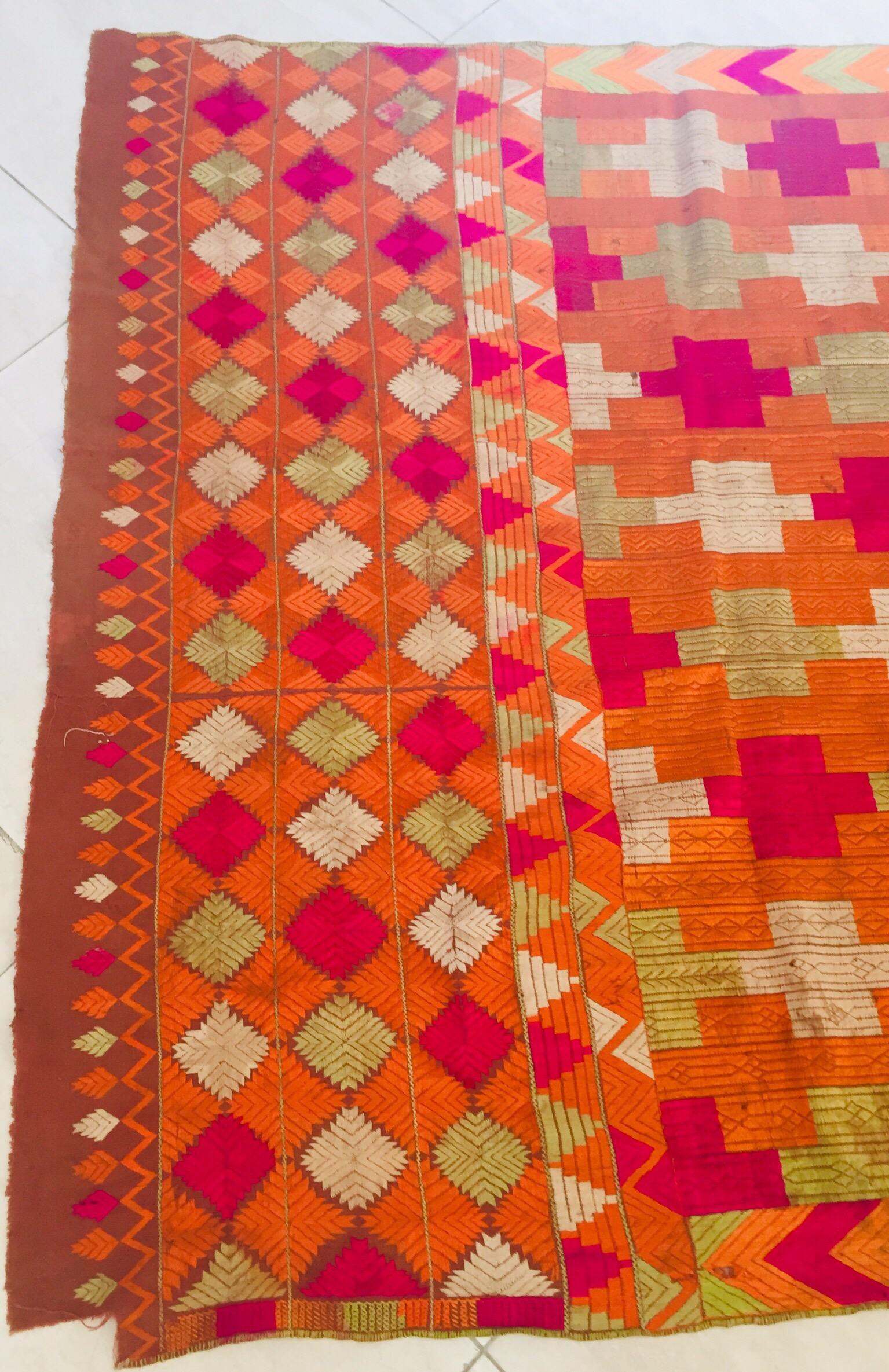 Phulkari Bawan Bagh Ehering, Seidenstickerei auf Baumwolle, Punjab, Indien im Angebot 9