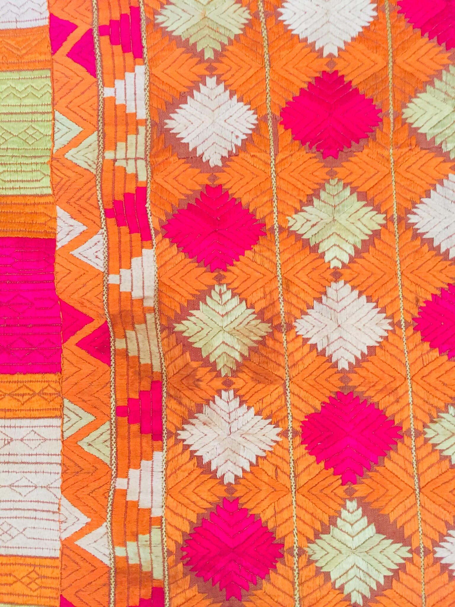 Phulkari Bawan Bagh Ehering, Seidenstickerei auf Baumwolle, Punjab, Indien im Angebot 13