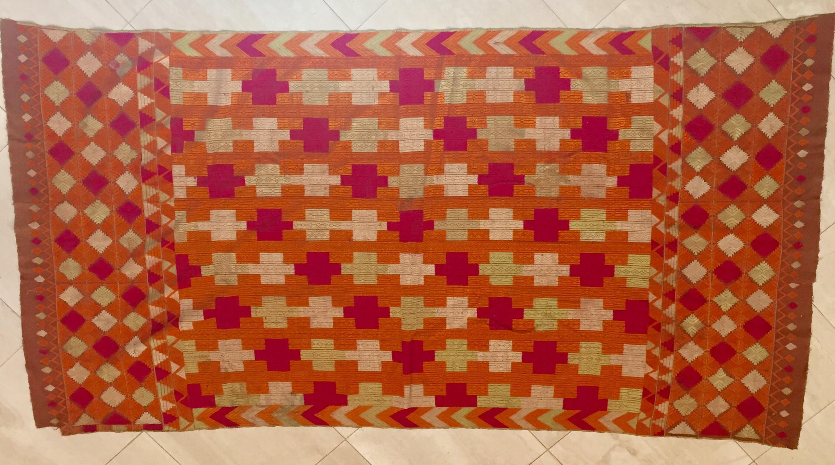 Ein seltenes, in Seide gesticktes Muster auf einem handgewebten Baumwollgrund.
Der Punjab ist bekannt für seine Phulkaris. Die Stickerei ist mit Seidengarn auf grobem, handgewebtem Baumwollstoff ausgeführt. Auf den Phulkaris sind in der Regel