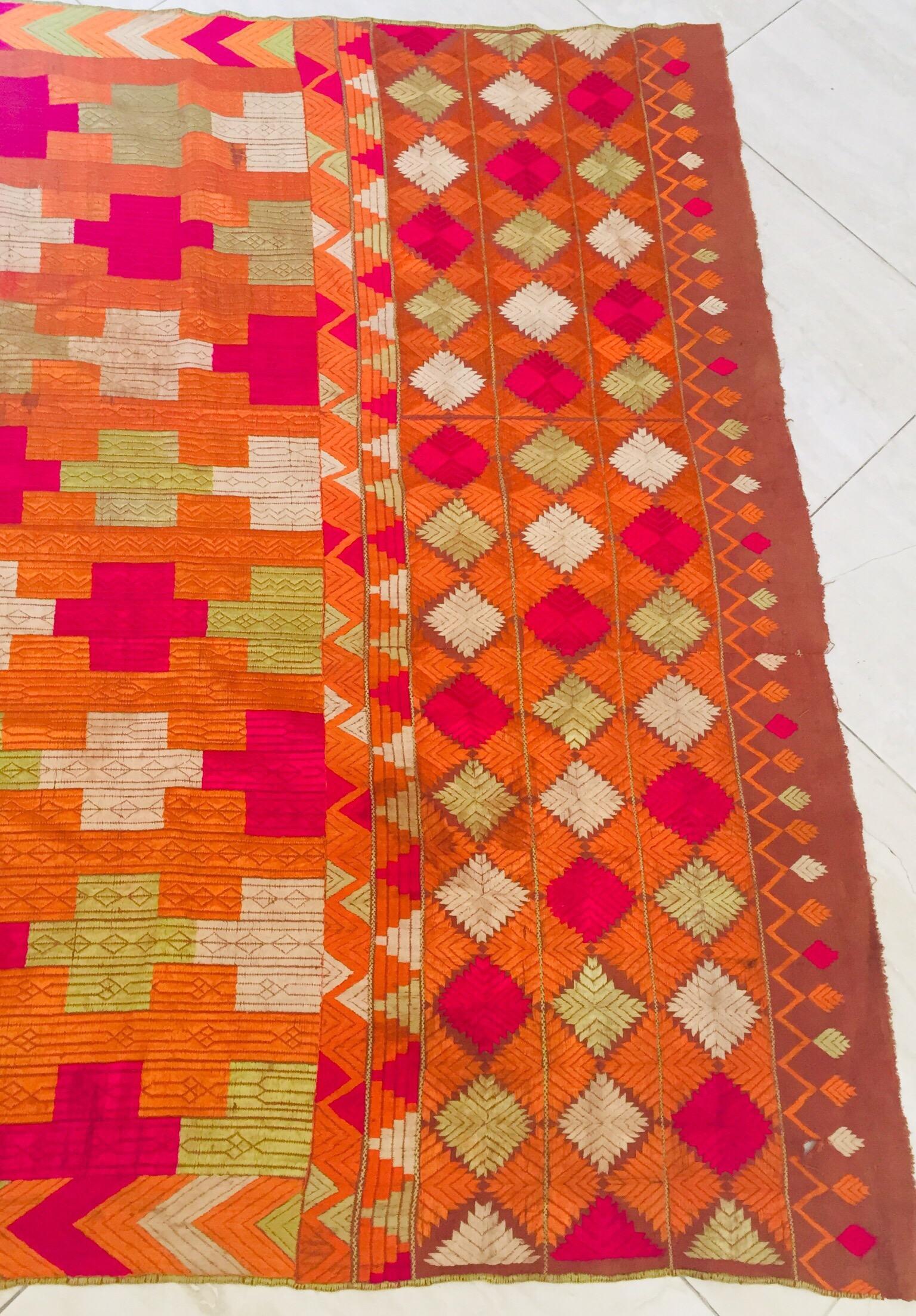 Phulkari Bawan Bagh Ehering, Seidenstickerei auf Baumwolle, Punjab, Indien im Angebot 15