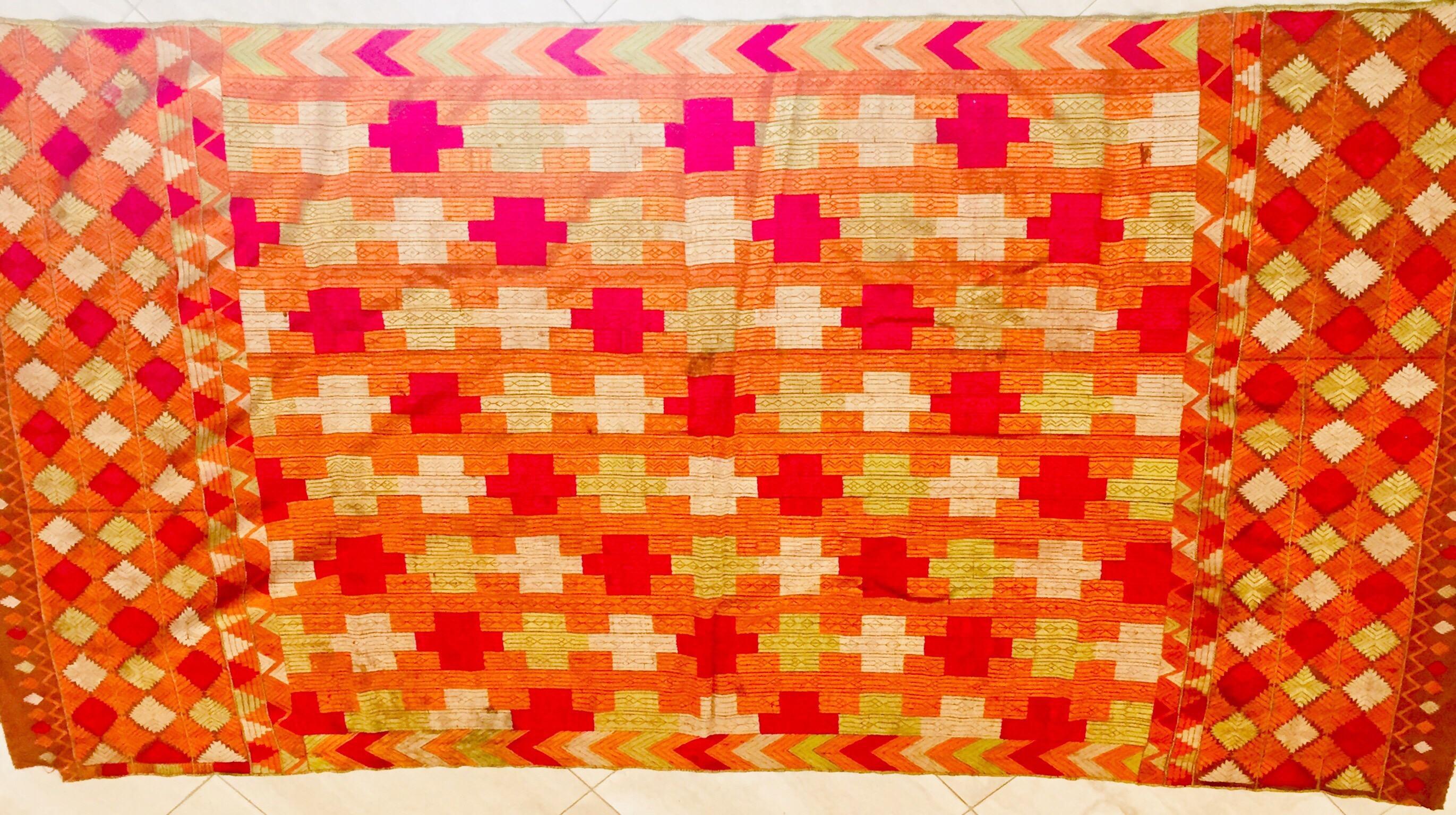 Phulkari Bawan Bagh Ehering, Seidenstickerei auf Baumwolle, Punjab, Indien (Orange) im Angebot