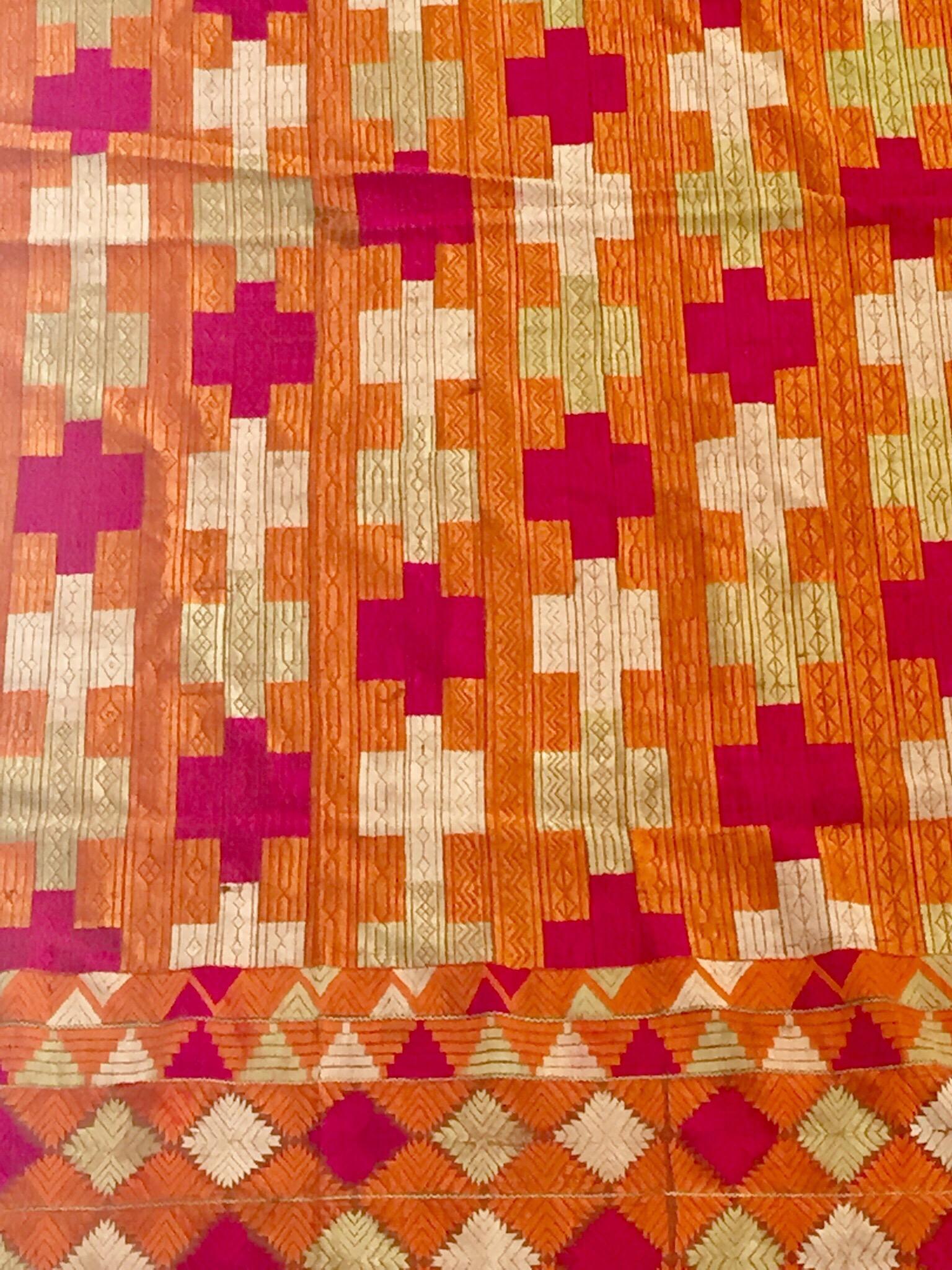 Phulkari Bawan Bagh Ehering, Seidenstickerei auf Baumwolle, Punjab, Indien im Zustand „Gut“ im Angebot in North Hollywood, CA